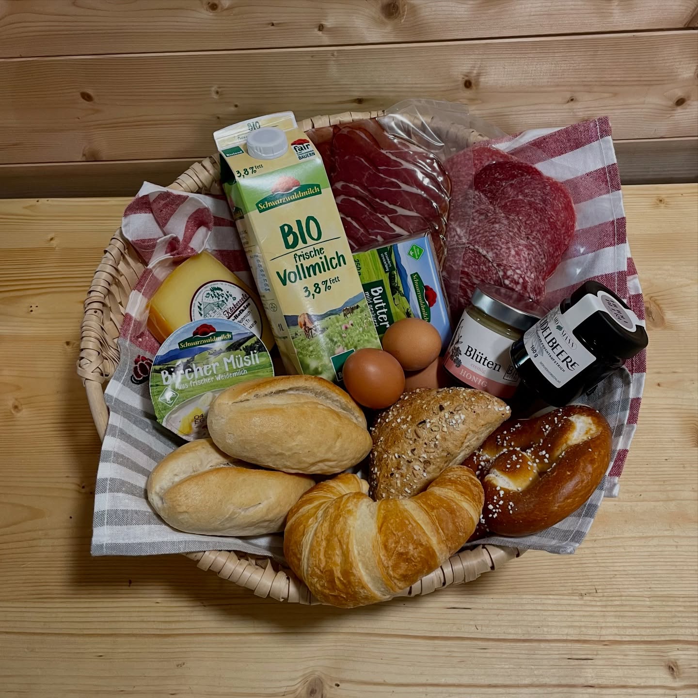 Alles für ein gutes Frühstück ☀️
Ein guter Start in den Tag beginnt mit den richtigen Zutaten 🥐☕️
Bei uns bekommt ihr alles, was das Frühstücksherz begehrt:
🥚 Frische Freilandeier
🍯 Honig & Marmeladen
🥛 Milch & Milchprodukte – Butter, Quark, Joghurt, Käse u. v. m.
🥓 Schinken, Salami & Aufschnitt
🥖 Verschiedene Backwaren
🌱 Nachhaltigkeit liegt uns am Herzen
Um besser planen zu können und Lebensmittelverschwendung zu vermeiden, bitten wir euch, Backwaren vorzubestellen. #brackfast #frühstück #todtnauberg #liebenswertestodtnauberg #vorratskammertodtnauberg #bergladentodtnauberg #hochschwarzwald
