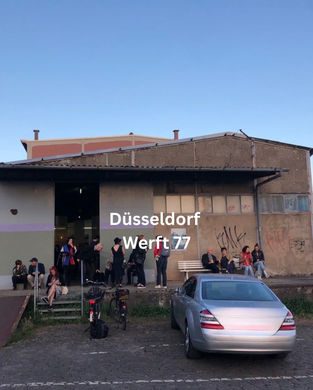 Heute ist Staffelübergabe in Chemnitz: Die Kulturhauptstadt 2025 gibt den Stab weiter an Oulu und Trenčín. Ein Jahr „C the Unseen“ geht zu Ende.
Wir waren dabei – mit STADT AM FLUSS – STADT IM FLUSS.
Zwei Partnerstädte, zwei Flüsse, eine Frage: Was bedeutet Transformation? Zehn Künstler*innen aus Düsseldorf und Chemnitz haben darüber gearbeitet – über Migration, urbanen Wandel, darüber, was im Fluss der Zeit passiert.
📍 Vier Stationen:
Tankstelle Projektraum Chemnitz (Juli/Aug)
Johanna-Ey-Foundation Düsseldorf (Aug)
Garagen Campus Chemnitz (Juli /Aug)
Werft77 Düsseldorf (Sept/Okt)
An der Werft wurde es nochmal komplett: Installation, Skulptur, Video – plus vier Wochenenden Programm von literarischen Lesungen über elektronische Musik bis zu Tanz-Performances.
Danke an alle Beteiligten aus beiden Städten, an die Förderer, an die Tankstelle Projektraum, an die Besucher, an die Kulturhauptstadt – und an alle aus dem VDDK, die dieses Projekt unterstützt haben.
Mit Arbeiten von: @gisela.happe @tillhausmann @tankstelleprojektraum Hanne Horn @elkehopfe @kavonko @carolin_israel @dirk_kruell Rolf Lieberknecht @edithoellers @fzitzmann Uwe Priefert
Ein besonderes Jahr.
#StadtAmFluss #Chemnitz2025 #VDDK1844 #Werft77 #CTheUnseen #KulturhauptstadtEuropas