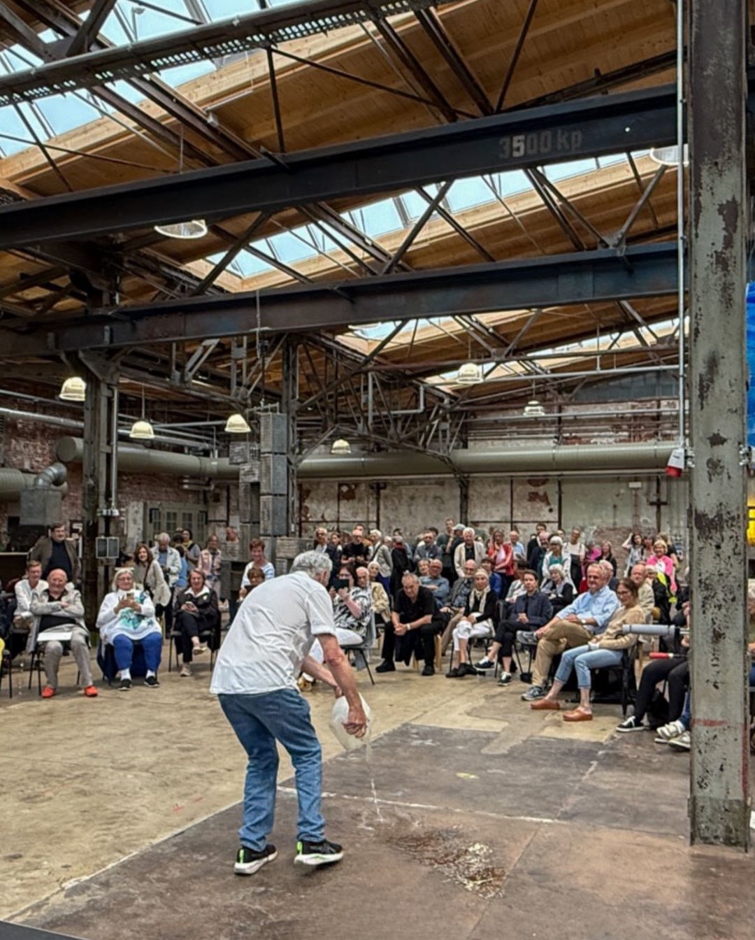 Heute ist Staffelübergabe in Chemnitz: Die Kulturhauptstadt 2025 gibt den Stab weiter an Oulu und Trenčín. Ein Jahr „C the Unseen“ geht zu Ende.
Wir waren dabei – mit STADT AM FLUSS – STADT IM FLUSS.
Zwei Partnerstädte, zwei Flüsse, eine Frage: Was bedeutet Transformation? Zehn Künstler*innen aus Düsseldorf und Chemnitz haben darüber gearbeitet – über Migration, urbanen Wandel, darüber, was im Fluss der Zeit passiert.
📍 Vier Stationen:
Tankstelle Projektraum Chemnitz (Juli/Aug)
Johanna-Ey-Foundation Düsseldorf (Aug)
Garagen Campus Chemnitz (Juli /Aug)
Werft77 Düsseldorf (Sept/Okt)
An der Werft wurde es nochmal komplett: Installation, Skulptur, Video – plus vier Wochenenden Programm von literarischen Lesungen über elektronische Musik bis zu Tanz-Performances.
Danke an alle Beteiligten aus beiden Städten, an die Förderer, an die Tankstelle Projektraum, an die Besucher, an die Kulturhauptstadt – und an alle aus dem VDDK, die dieses Projekt unterstützt haben.
Mit Arbeiten von: @gisela.happe @tillhausmann @tankstelleprojektraum Hanne Horn @elkehopfe @kavonko @carolin_israel @dirk_kruell Rolf Lieberknecht @edithoellers @fzitzmann Uwe Priefert
Ein besonderes Jahr.
#StadtAmFluss #Chemnitz2025 #VDDK1844 #Werft77 #CTheUnseen #KulturhauptstadtEuropas
