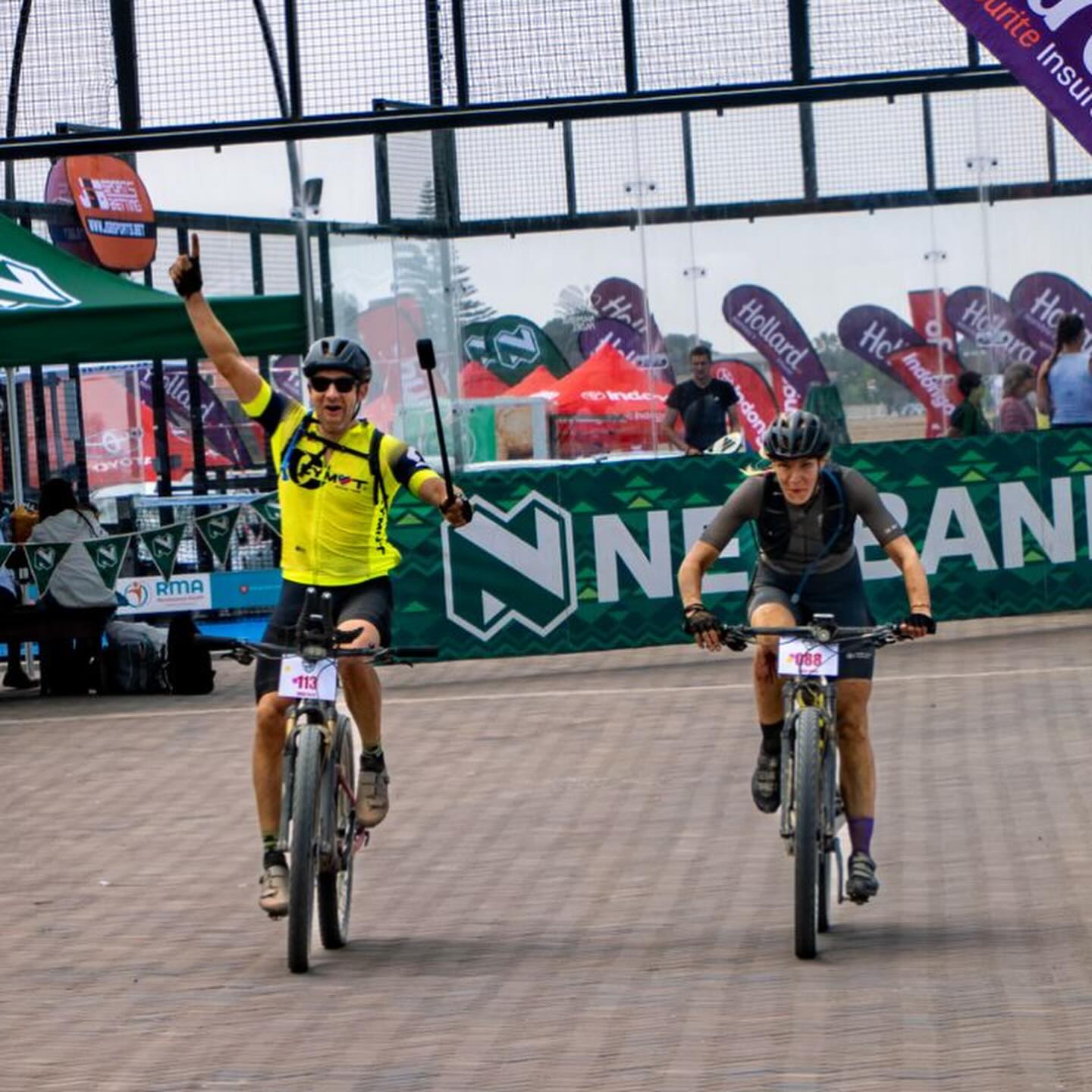 Fertig und geschafft. Im Ziel von Swakopmund nach 401km und 21:28h. Eine ganze Nacht durchgeradelt, gekämpft, genossen, und sich überwältigen lassen.
Romy Stotz @ultraradverliebt hat sich mit mir in das harte Abenteuer gestürzt - gemeinsam das 21. Desert Dash MTB Race zu bestreiten. Durch die Wüste, von der Hauptstadt Windhuk bis ans Meer. Solowertung, aber gemeinsam fahren.
Es war verrückt. Das wird Spuren hinterlassen (die körperlichen sind bald wieder weg).
Die ganze Story vom @nedbankdesertdash dann im @bike.magazin Print.
#mtb #mountainbike #desertdash #namibia #race #outdooradventure