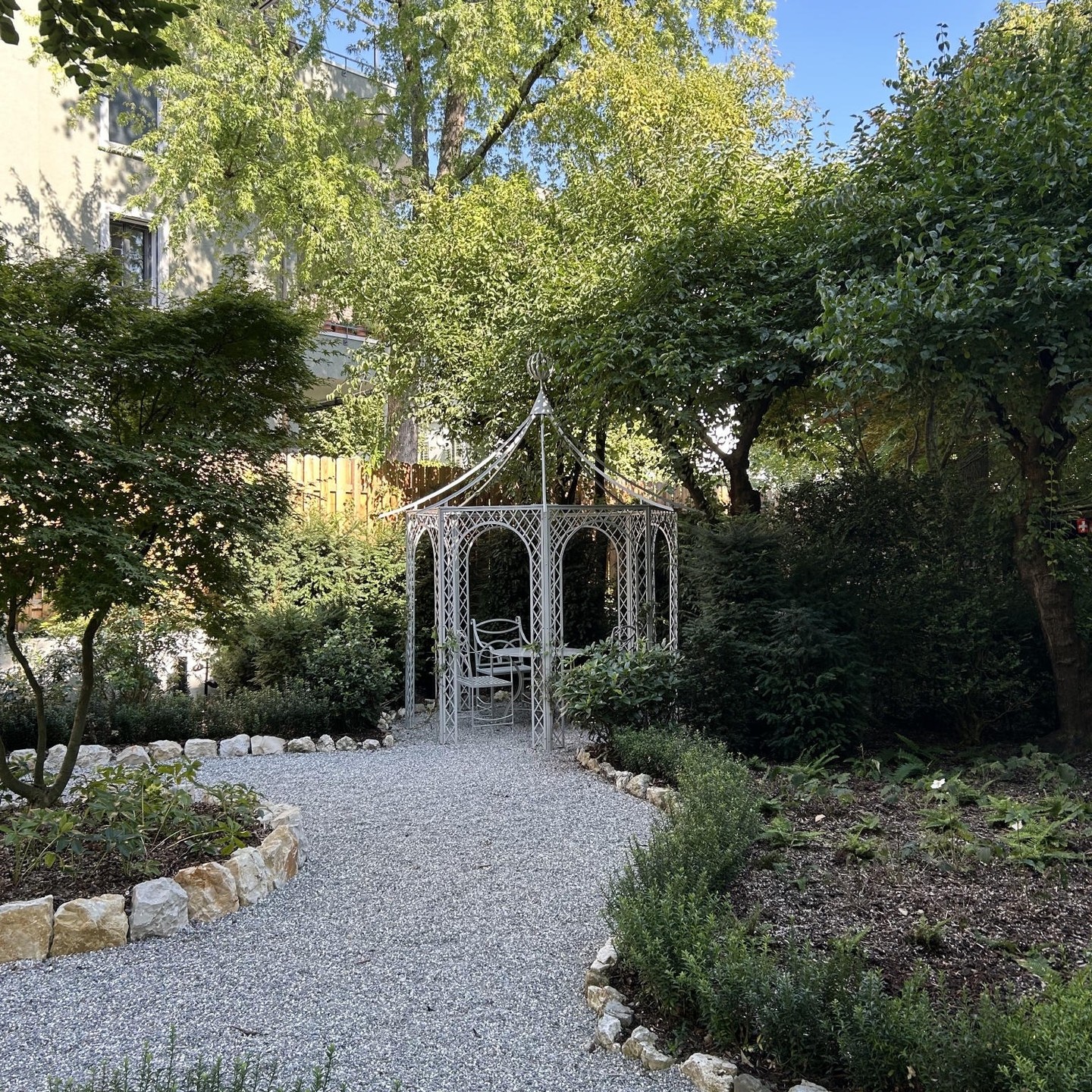 Neugestaltung eines schlichten, hochwertigen Stadtgartens – inspiriert von der bestehenden Barockstruktur und gestaltet mit besonderem Fokus auf Privatsphäre, Sichtschutz und einem ruhigen Rückzugsort im urbanen Umfeld.
#Gartengestaltung #Gartenbau #Landschaftsarchitektur #GardenDesign
#Stadtgarten #UrbanGarden #Außenraumgestaltung #Gartenprojekt #Privatsphäre #Sichtschutz #Rückzugsort #GartenOase
#OutdoorLiving #RuhigeOase #Gartenruhe