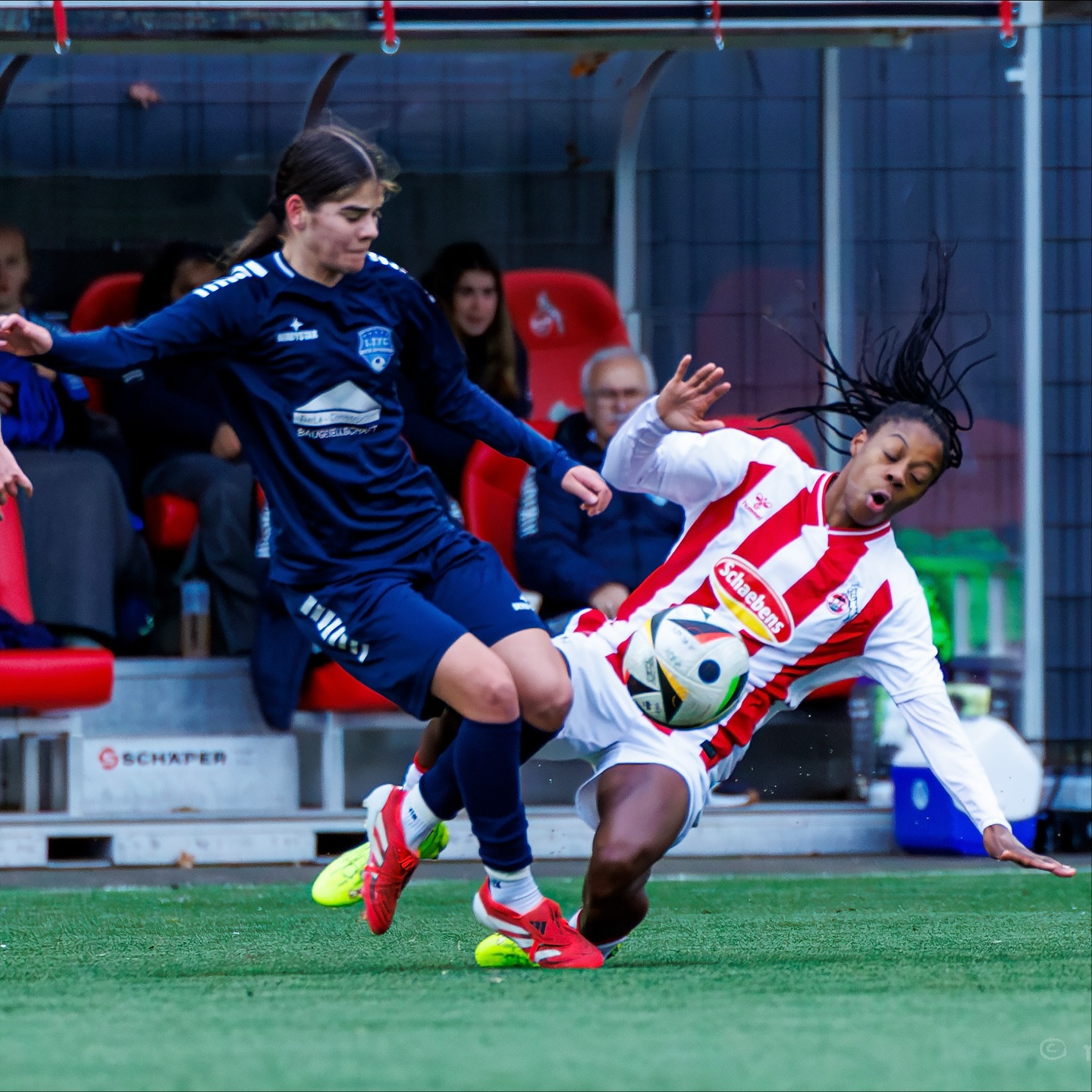 ⚽️ 𝗦𝗽𝗶𝗲𝗹𝘁𝗮𝗴 𝟭𝟰 #𝗞𝗢𝗘𝗙𝗙𝗖 ⚽️
Start in die #Rückrunde der Regionalliga-Saison 25/26
Unsere Frauen I mussten beim aktuellen #Tabellenführer und Aufstiegsaspiranten des 1. FC Köln U21 @fckoeln_frauen antreten. Anspruchsvoller konnte die Aufgabe nicht sein.
Es wurde eine sehenswerte Partie mit einem leidenschaftlichen FFC und spielstarken Kölnerinnen.
Unser Trainerteam Björn Sobotzki und Claudius Glania fand die richtige #Taktik und #Ansprache. Unsere Frauen standen defensiv stabil.
Trotz einer wirklich starken #Leistung musste sich unser Team am Ende mit 0:2 geschlagen geben.
Unglückliche Abseitsentscheidungen gegen den FFC verhinderten tatsächlich sogar eine blau-weiße #Überraschung …
Auf dieser sehr guten Leistung können unsere Mädels auf jeden Fall aufbauen und zuversichtlich in das nächste überaus wichtige #Heimspiel gegen die Zweitvertretung von Borussia Mönchengladbach gehen.
SO 07.12.2025
Anstoß 13:30 Uhr
in Leusberg
📸 @ric.baumert
#frauenfussball #regionalliga #1ffcrecklinghausen #1fcköln #auswärtsspiel #team #bele_construction_gmbh #derbystar #mcdonaldsde
@bele_construction_gmbh
@derbystar
@mcdonaldsde