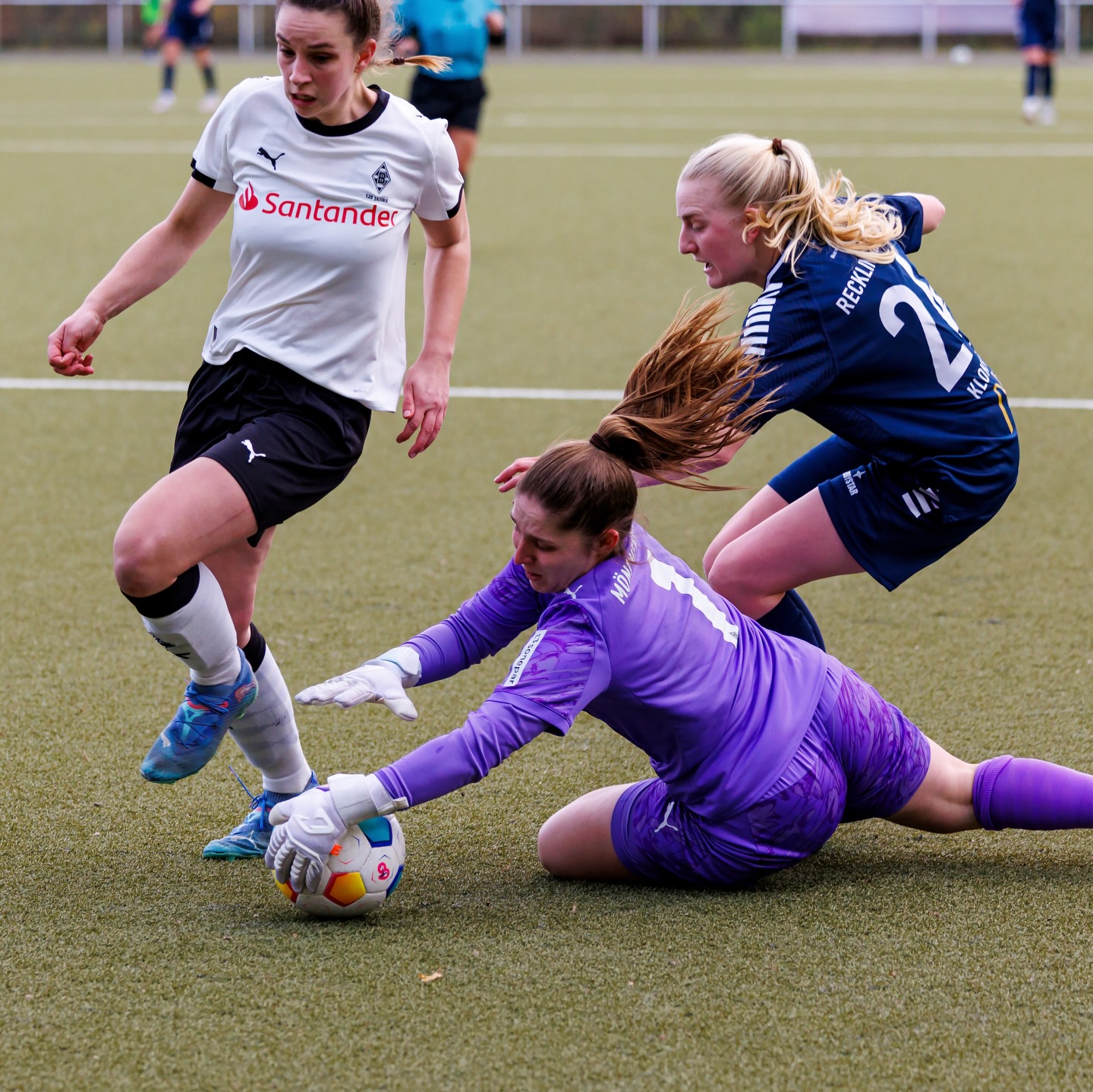 ⚽️ 𝗥𝗲𝗴𝗶𝗼𝗻𝗮𝗹𝗹𝗶𝗴𝗮 𝗪𝗲𝘀𝘁 #𝗙𝗙𝗖𝗕𝗠𝗚
Wer tatsächlich meint, Frauenfußball wäre uninteressant, der war noch nie beim FFC 😂
Spieltag 15 - Heimspiel
Das Spiel unserer Frauen begann direkt mit einem Wachmacher … Hannah Klokkers traf in der 3. min den Pfosten, schade, es wäre der gewünschte Start gewesen.
Danach folgte eine emotionale Achterbahnfahrt 🎢.
Die Gäste gingen mit 0:2 in Führung, der FFC erzielte durch @senalukovic den Anschlusstreffer, doch noch vor der Pause erhöhten die Gladbacherinnen zum 1:3 mit einer direkt verwandelten Ecke.
Die Pausenansprache unseres Trainerteams zeigte spürbare Wirkung. Unsere Mädels kamen mit unbändigem Willen aus der Kabine, erzielten dann schnell durch Hjördis Nüsken @hjoenue den verdienten 2:3-Anschlusstreffer.
Es folgte ein Sturmlauf von 💙🤍 mit erfolgreichem Ausgang:
Jennifer Moses @_jenny.ms erzielte den 3:3-Ausgleich.
Nun wurde es wild:
Jenny Moses wird im Strafraum umgerissen, es gibt Elfmeter für den FFC, doch anstelle des Führungstreffers blieb es beim 3:3, da die Keeperin der Gladbacherinnen die richtige Ecke von Schützin Kathi Prinz @kathi_prinz_ ahnte und parierte.
Unbeeindruckt stürmte der FFC weiter, leider zweimal in aussichtsreicher Situation weil Abseits zurückgepfiffen …
… in der letzen Spielminute dann noch einmal ein starker Antritt von Jenny Moses über Rechts mit scharfem Pass ins Sturmzentrum … doch der Lucky Punch blieb aus.
Am Ende blieb es beim 3:3 … erschöpft sanken alle 22 Spielerinnen zu Boden … Punkteteilung am letzten Spieltag in 2025.
👊🏻 Glückwunsch unseren Mädels zum Punktgewinn, insbesondere nach dem 1:3-Halbzeitstand.
📸 @ric.baumert
@bele_construction_gmbh
@derbystar
@mcdonaldsde
@borussia_frauen
#frauenfussball #regionalliga #recklinghausen #mönchenglabach #team #heimspiel