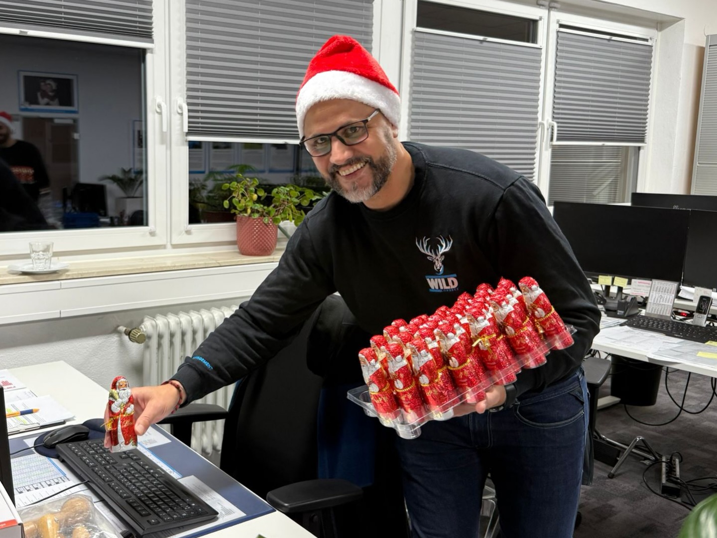 Der Nikolaus hat Unterstützung bekommen! Unsere Geschäftsführer Arno Riegger und Florian Romeike haben alle Mitarbeitenden persönlich beschenkt. Danke für die schöne Überraschung und den starken Teamgeist! 💙💙
Saint Nicholas got some help! Our managing directors, Arno Riegger and Florian Romeike, personally surprised all employees with gifts. Thank you for the lovely surprise and the strong teamspirit! 💙💙
#NicholasDay #TeamSpirit #thankyou