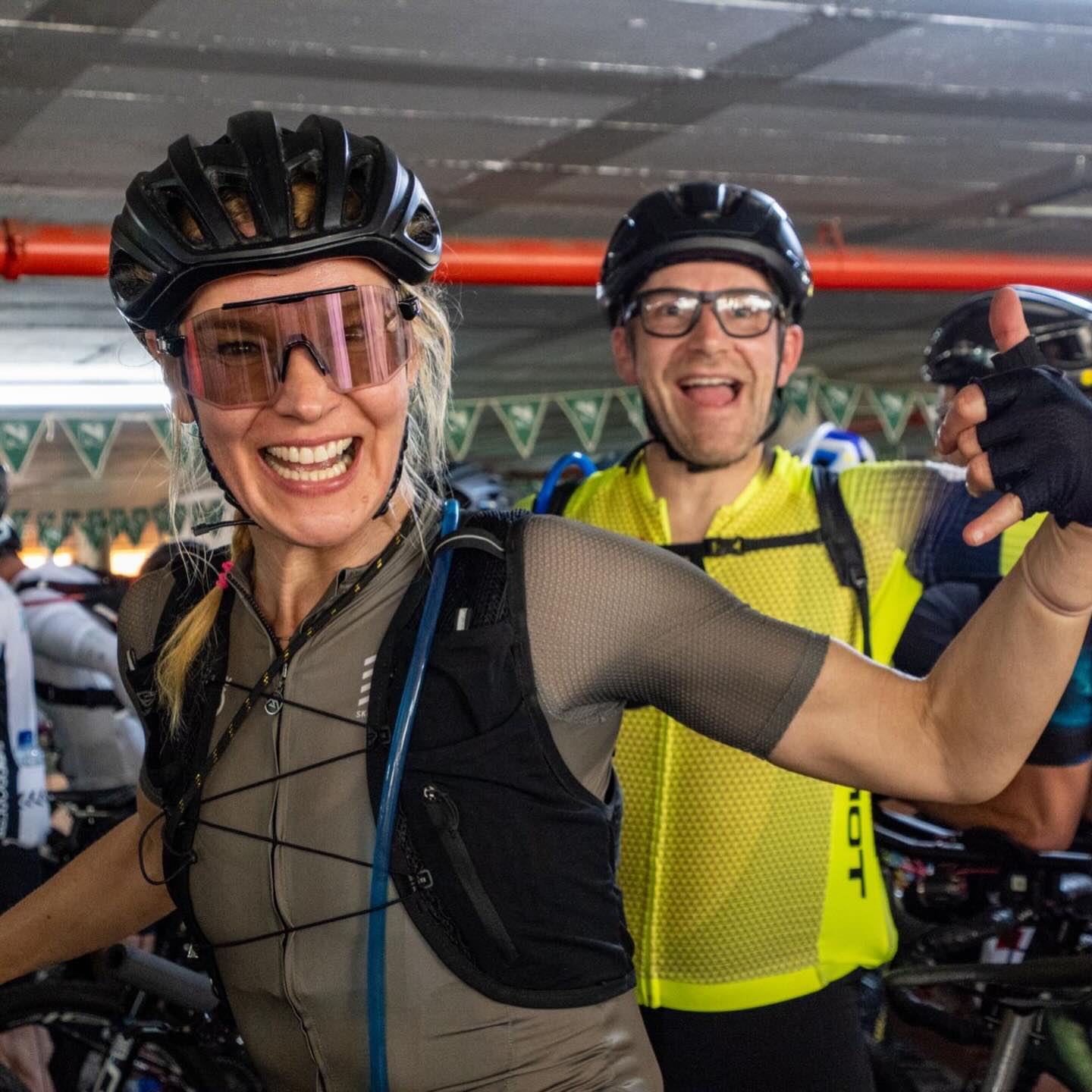 Fertig und geschafft. Im Ziel von Swakopmund nach 401km und 21:28h. Eine ganze Nacht durchgeradelt, gekämpft, genossen, und sich überwältigen lassen.
Romy Stotz @ultraradverliebt hat sich mit mir in das harte Abenteuer gestürzt - gemeinsam das 21. Desert Dash MTB Race zu bestreiten. Durch die Wüste, von der Hauptstadt Windhuk bis ans Meer. Solowertung, aber gemeinsam fahren.
Es war verrückt. Das wird Spuren hinterlassen (die körperlichen sind bald wieder weg).
Die ganze Story vom @nedbankdesertdash dann im @bike.magazin Print.
#mtb #mountainbike #desertdash #namibia #race #outdooradventure