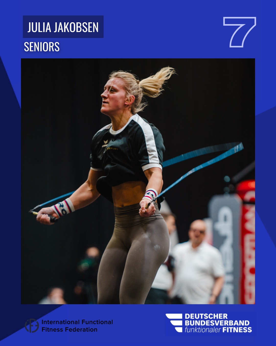 🇩🇪 Rückblick Weltmeisterschaft Seniors 🇩🇪
Vom 5. bis 7. Dezember standen in Vilnius, Litauen, auch unsere Seniors auf der Wettkampffläche. Die offene Altersklasse ist die Spitze unseres Sports und genau dort haben sich unsere Athlet:innen der internationalen Konkurrenz gestellt.
Drei Top 10 Platzierungen der Seniors zeigen uns, dass wir in der Spitze des Sports mithalten können!
Wir sind gespannt, wie die Entwicklung der deutschen Athleten und Athletinnen weiter geht.
✨ Das deutsche Seniors Team und die Platzierungen:
Julia Jakobsen, Platz 7
Vivien Marie Christian, Platz 13
Jana Geertz, Platz 16
Eric Zuchold, Platz 8
Karl Feldmer, Platz 10
Lenn Postel, aus gesundheitlichen Gründen ausgestiegen
Wir sind stolz auf euch! Dass ihr dem deutschen Team auf dieser Bühne ein so positives Gesicht verleiht!
Danke für euren Kampfgeist und euren Einsatz für unseren Sport.
📸 @joel_krue
#weltmeisterschaft #wm #nationalkader #seniors #bundesverbandfitness #FunktionaleFitness #FunctionalFitness #FitnessGermany #DBVfF #FitnessDeutschland #InternationalFunctionalFitness #iF3 #ifff