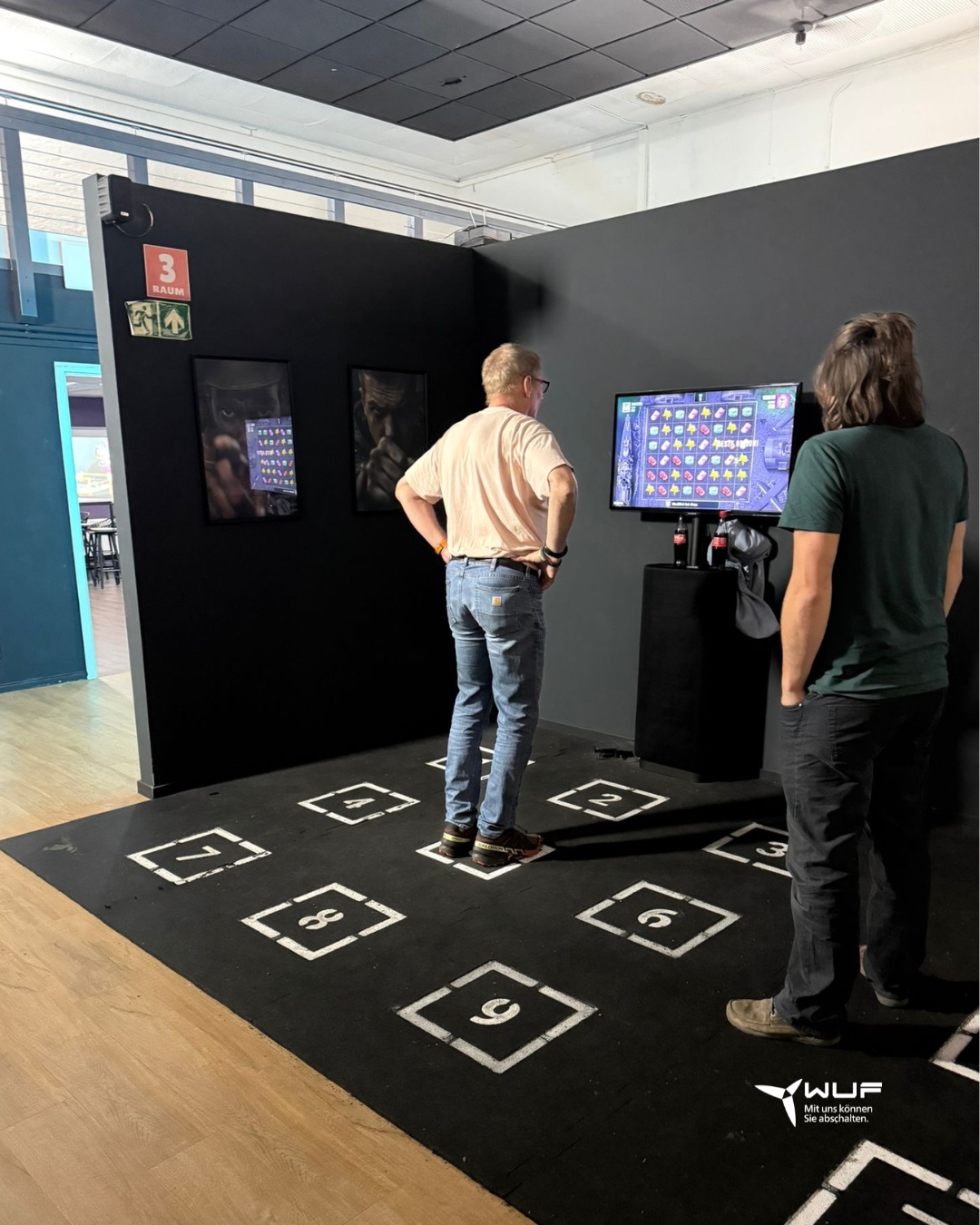 Weihnachtsfeier 2025
Und wie man unschwer an den Bildern erkennen kann: Dieses Jahr ging es für uns als Team WuF Windenergie & Flugsicherheit GmbH in ein Gaming Center in Kiel.😎
Du musst wissen: Wir sind alle ziemlich ehrgeizig und genau deshalb kommen solche Spiele bei uns besonders gut an.
Die Auswahl war perfekt: jeder gegen jeden, viel Geschicklichkeit, ein bisschen Reaktionsvermögen und genau der richtige Rahmen, damit bei uns allen der Wettkampfgeist geweckt wird.
Ein lockerer Ausklang mit gutem Essen durfte natürlich auch nicht fehlen, so wie es bei einer Weihnachtsfeier einfach dazugehört.
#Weihnachtsfeier #Windenergie #TeamWuF