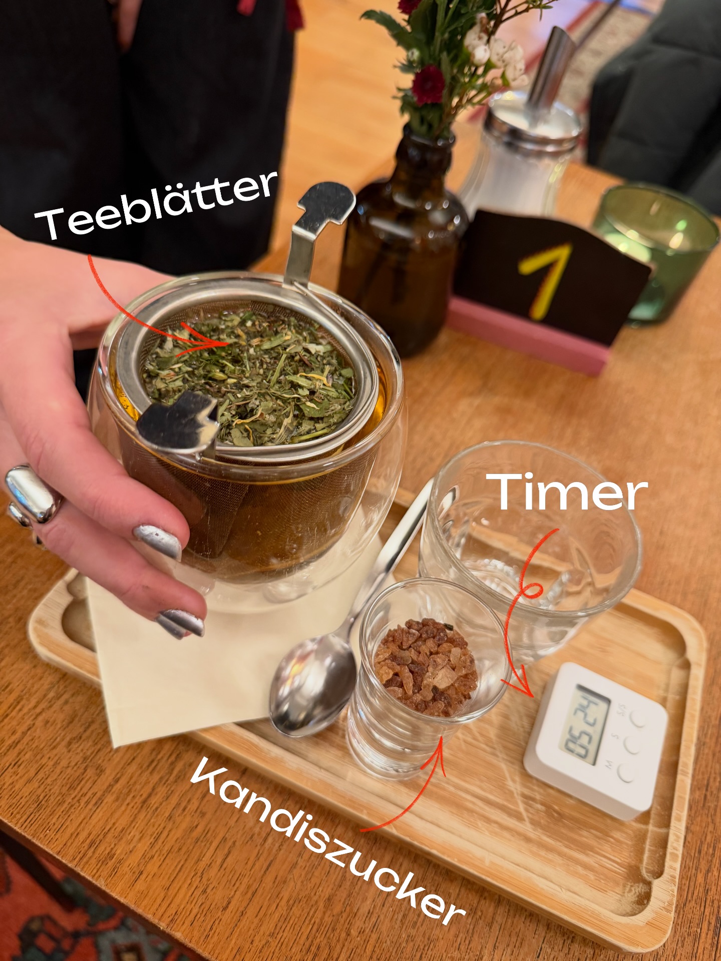 Warum unser Tee besonders ist?
Wir servieren hochwertige Tees in verschiedenen Sorten,
dazu Kandiszucker und einen Timer am Tisch – für die perfekte Ziehzeit.
Genau richtig bei diesem Wetter.
👉 Komm vorbei und trink eine Tasse Tee bei uns im Aegis Café.