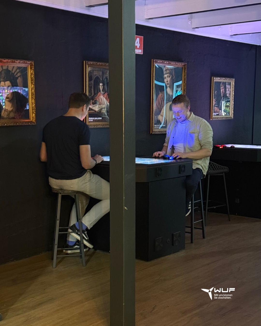 Weihnachtsfeier 2025
Und wie man unschwer an den Bildern erkennen kann: Dieses Jahr ging es für uns als Team WuF Windenergie & Flugsicherheit GmbH in ein Gaming Center in Kiel.😎
Du musst wissen: Wir sind alle ziemlich ehrgeizig und genau deshalb kommen solche Spiele bei uns besonders gut an.
Die Auswahl war perfekt: jeder gegen jeden, viel Geschicklichkeit, ein bisschen Reaktionsvermögen und genau der richtige Rahmen, damit bei uns allen der Wettkampfgeist geweckt wird.
Ein lockerer Ausklang mit gutem Essen durfte natürlich auch nicht fehlen, so wie es bei einer Weihnachtsfeier einfach dazugehört.
#Weihnachtsfeier #Windenergie #TeamWuF