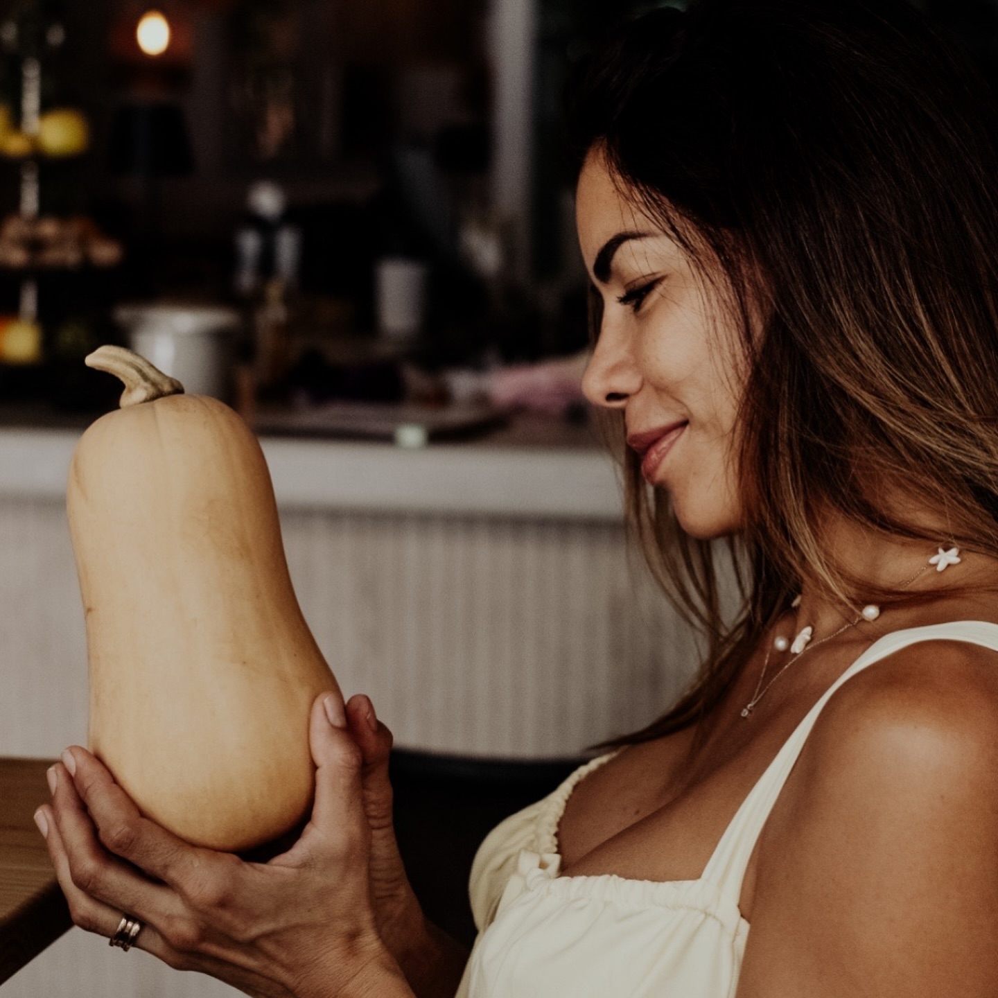 A G R A D E C E R ❤️
A cada persona que nos sigue y apoya el camino, gracias por elegirnos, por sentaros a nuestra mesa y confiar en una cocina sana, real y consciente, hecha con producto de calidad, respeto y mucho cariño.
Gracias por disfrutar de los sabores que cuidamos, del ambiente que invita a parar, de la música que acompaña y de una forma de alimentarnos que busca bienestar y equilibrio.
Y gracias, infinitas gracias, a mi maravilloso equipo.
Por poner el alma en cada plato, por creer en esta misión de cuidar a través de la cocina y por hacerlo posible cada día.
Este proyecto no sería lo que es sin vosotros ❤️