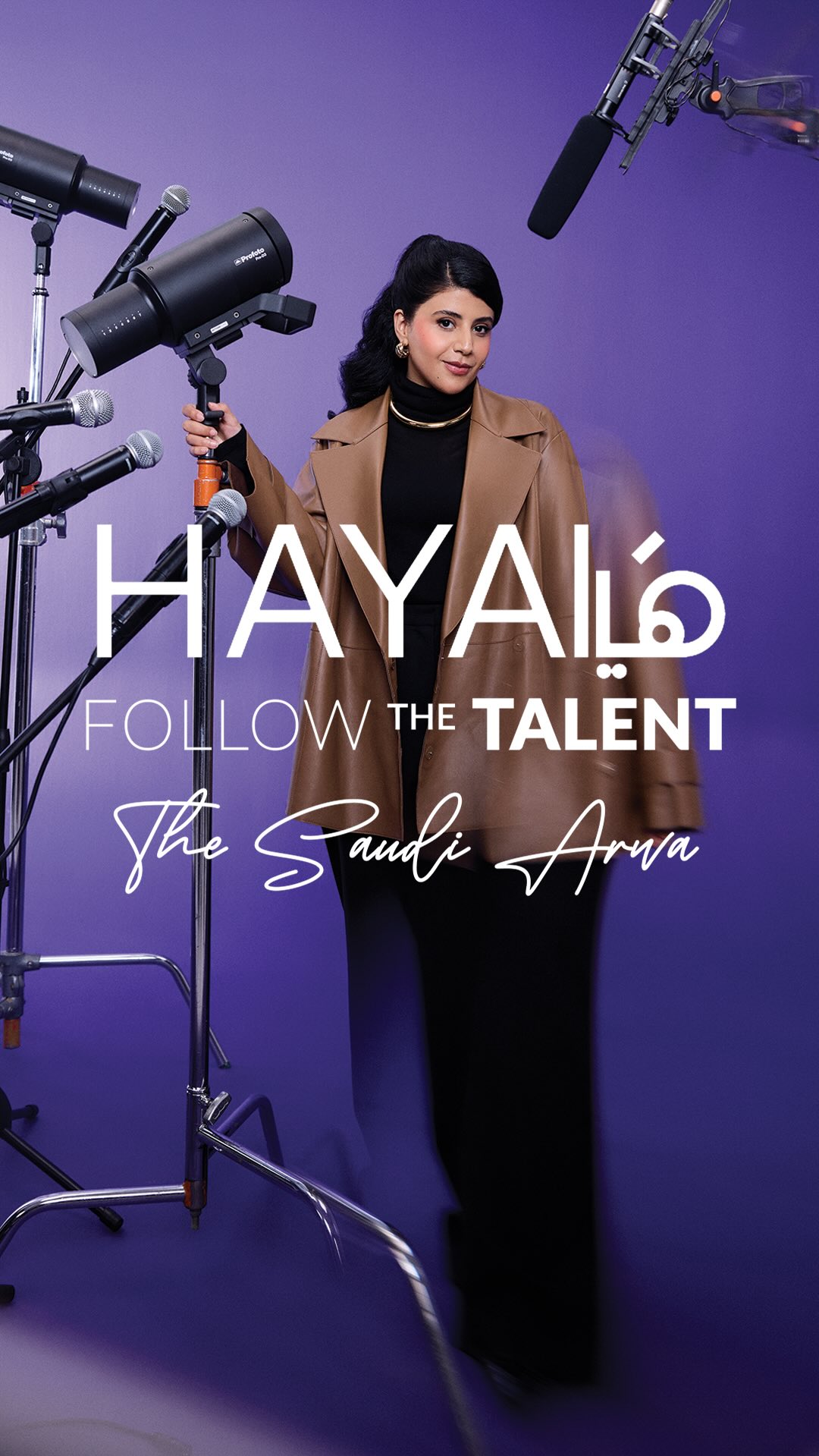  من أسرة تحتفي بالأدب والشعر، تنحدر النجمة الشابة أروى السعودية، فهي تربّت على حبّ القصائد والاحتفاء بها، وحين اكتشفت جمال صوتها قررت أن تدرس الموسيقى وتدرّب نفسها لكي تنطلق استثنائية وفريدة في عالم الغناء العربي. مع اختيارها للقصائد بالفصحى الصعبة والجميلة في آن، تبدع أروى أعمالاً جميلة ستخلّد اسمها في تاريخ الغناء بالمملكة، فتعرفي عليها أكثر في هذا اللقاء السريع واكتشفي المزيد في مقابلة عبر موقعنا.@anghami@thesaudiarwawawaرئيسة ال@sima.maalouflouflo@dinazeddineeddineeddin@sana_jamalia_jama@bygilbertbouzeidertbouze@saharwears@saharwearss @saharwea@mmgartistsnn@mm@maurodhernanmakeup@m@mmgartistsmakeup@trixiebndstylesup@trixiebndstylestyleتاج: @trixiebndstyle