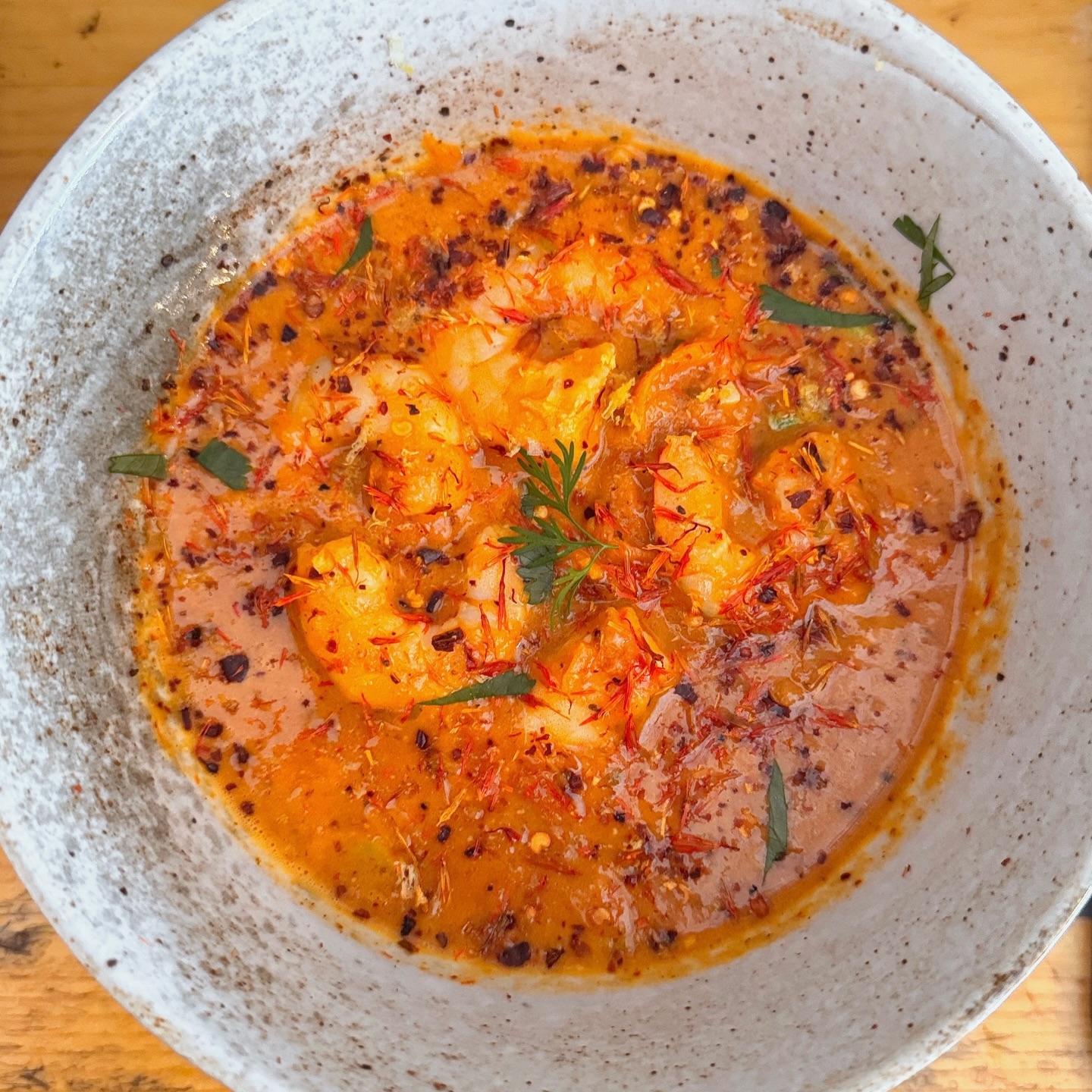 A G R A D E C E R ❤️
A cada persona que nos sigue y apoya el camino, gracias por elegirnos, por sentaros a nuestra mesa y confiar en una cocina sana, real y consciente, hecha con producto de calidad, respeto y mucho cariño.
Gracias por disfrutar de los sabores que cuidamos, del ambiente que invita a parar, de la música que acompaña y de una forma de alimentarnos que busca bienestar y equilibrio.
Y gracias, infinitas gracias, a mi maravilloso equipo.
Por poner el alma en cada plato, por creer en esta misión de cuidar a través de la cocina y por hacerlo posible cada día.
Este proyecto no sería lo que es sin vosotros ❤️