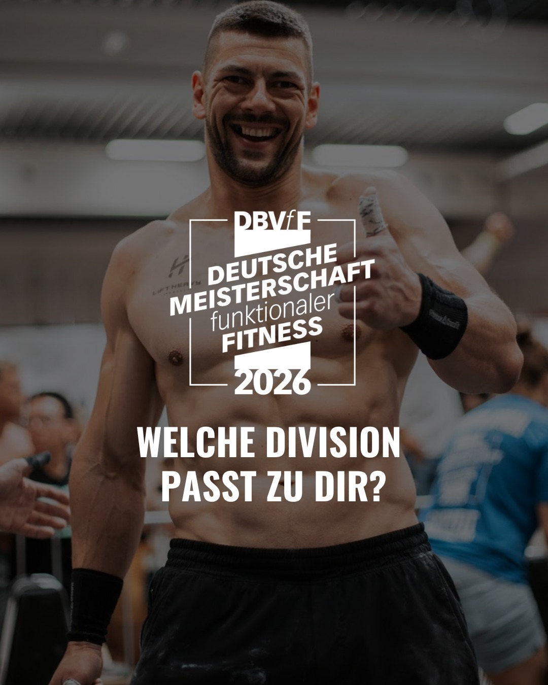 ❓Wer startet 2026 in welcher Division bei der Landesmeisterschaft und Deutschen Meisterschaft des DBVfF ❓
Hier kommt der Überblick, damit du genau weißt, welche Division die richtige für dich sein könnte.
🏋️♀️ Seniors (Elite) 🏋️♀️
Offen für alle, die im funktionalen Fitnesssport auf Top-Niveau unterwegs sind.
Topziel: DM Titel, Kaderqualifikation und damit Chance auf EM und WM inklusive voller Kostenübernahme.
🏋️♀️ Masters 🏋️♀️
In Altersklassen, Start bei AK35-39, danach in 5-Jahres-Schritten. Für alle, die in ihrer Altersklasse auf höchstem Niveau performen. Sonderfall AK30-34 ist bei LM und DM in die Seniors integriert.
Topziel: DM Titel, Kaderqualifikation und damit die Chance auf EM und WM.
🏋️♀️ Juniors 🏋️♀️
Für unsere Nachwuchathlet:innen. In Altersklassen, Start bei AKU12, AK13-14, AK15-16 und AK17-18. Perfekt für Athletinnen und Athleten, die früh in den Leistungssport einsteigen und internationale Perspektive suchen. Sonderfall AK19-20 und AK21-22 sind bei LM und DM in die Seniors integriert.
Topziel: DM Titel, Kaderqualifikation und damit die Chance auf EM und WM.
🏋️♀️ Teams of 2 🏋️♀️
Mehr Startplätze, mehr Chancen, mehr Community. Ideal für alle, die individuell knapp an der Seniors DM-Qualifikation vorbeischrammen oder einfach im Duo stärker performen. Voraussetzung: beide Athlet:innen müssen die Qualifikation machen. Erwartung: alle Skills beherrschen, aber nicht zwingend auf Elite-Level. Perfekt, um DM-Luft zu schnuppern und gemeinsam groß rauszukommen.
👉 Finde deine Division und sichere dir deine Qualifikation für 2026.
#DBVfF #DM2026 #Leistungssport #FunctionalFitness #FunktionaleFitness #DeutscheMeisterschaft2026 #DeutscheMeisterschaft #Landesmeisterschaft #Divisions