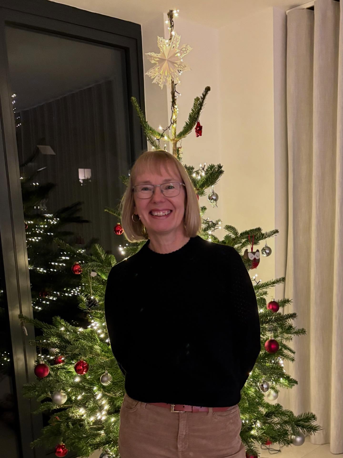 As anyone who follows me will know, I hate having my photo taken! In fact I pretty much delete them all unless it’s a back view or I’m in dark sunglasses! Anyway thought I’d show the face behind the account - will be an interesting experiment to see if it really does make a difference to the dreaded algorithm!
#foodblogger #foodblog #instafoodie #lovefood #homecook #homecooking #bristolfoodie #bristolfoodbloggers