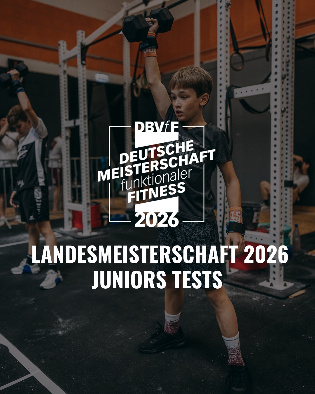 🏋️♀️ Landesmeisterschaft funktionaler Fitness 2026 - Tests für die Juniors 🏆
Zur Erinnerung: Die Landesmeisterschaft ist die Qualifikation für die Deutsche Meisterschaft 2026. Der Zeitraum zur Absolvierung der Tests ist vom 09.01. bis 09.02.2026.
Für die Juniors gilt:
Es gibt drei Tests und alle drei Tests müssen innerhalb von 24 Stunden absolviert werden. Die Reihenfolge ist dabei vorgegeben.
🔥 Drei Tests, ein Zeitfenster 🔥
Die Tests sind speziell auf die Altersklassen der Juniors abgestimmt. Alle Details zu den einzelnen Tests und den Anpassungen für die jeweiligen Altersklassen findet ihr in den Slides.
Weitere Informationen wie Rulebook, Standards, Scorecards, Anforderungen an Videonachweise sowie Regelungen zu vor Ort Technical Officials findet ihr in Kürze auf unserer Webseite. Der Link ist in der Bio.
Bereit, euch zu messen und den nächsten Schritt Richtung Deutsche Meisterschaft zu gehen? 💪
#bundesverbandfitness #FunktionaleFitness #FunctionalFitness #FitnessGermany #DBVfF #FitnessDeutschland #DM2026 #deutschemeisterschaft #landesmeisterschaft #InternationalFunctionalFitness #iF3 #ifff