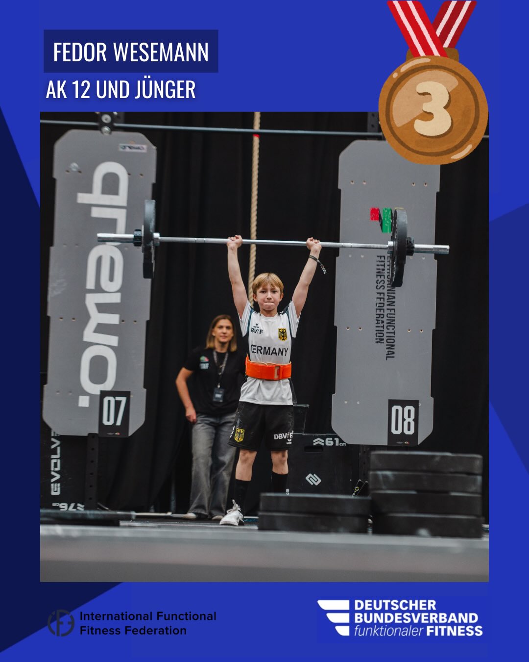 🇩🇪 Rückblick Ergebnisse Juniors Male 🇩🇪
Auch unsere Juniors Athleten haben bei der Weltmeisterschaft in Vilnius vom 5. bis 7. Dezember gezeigt, wie viel Qualität und Potenzial in der nächsten Generation steckt. Einsatz, Teamspirit und richtig starke Performances auf der Wettkampffläche.
Wie bei den Mädels gilt auch hier: Jeder hat alles reingeworfen, sich gegenseitig gepusht und Deutschland mit Stolz vertreten. Und ja, auch hier dürfen wir über Medaillen jubeln.
✨ Unsere Medaillenträger:
🥈 Simon Lersch
🥉 Fedor Wesemann
Aber unabhängig vom Podium: Wir sind unglaublich stolz auf euch alle. Auf euren Mut, euren Ehrgeiz und darauf, wie selbstverständlich ihr als Team aufgetreten seid. Das macht richtig Lust auf die Zukunft.
In den Slides findet ihr Eindrücke und Ergebnisse von jedem der starken Athleten aus dem Kader.
📸@joel_krue
#weltmeisterschaft #wm #nationalkader #juniors #bundesverbandfitness #FunktionaleFitness #FunctionalFitness #FitnessGermany #DBVfF #FitnessDeutschland #InternationalFunctionalFitness #iF3 #ifff