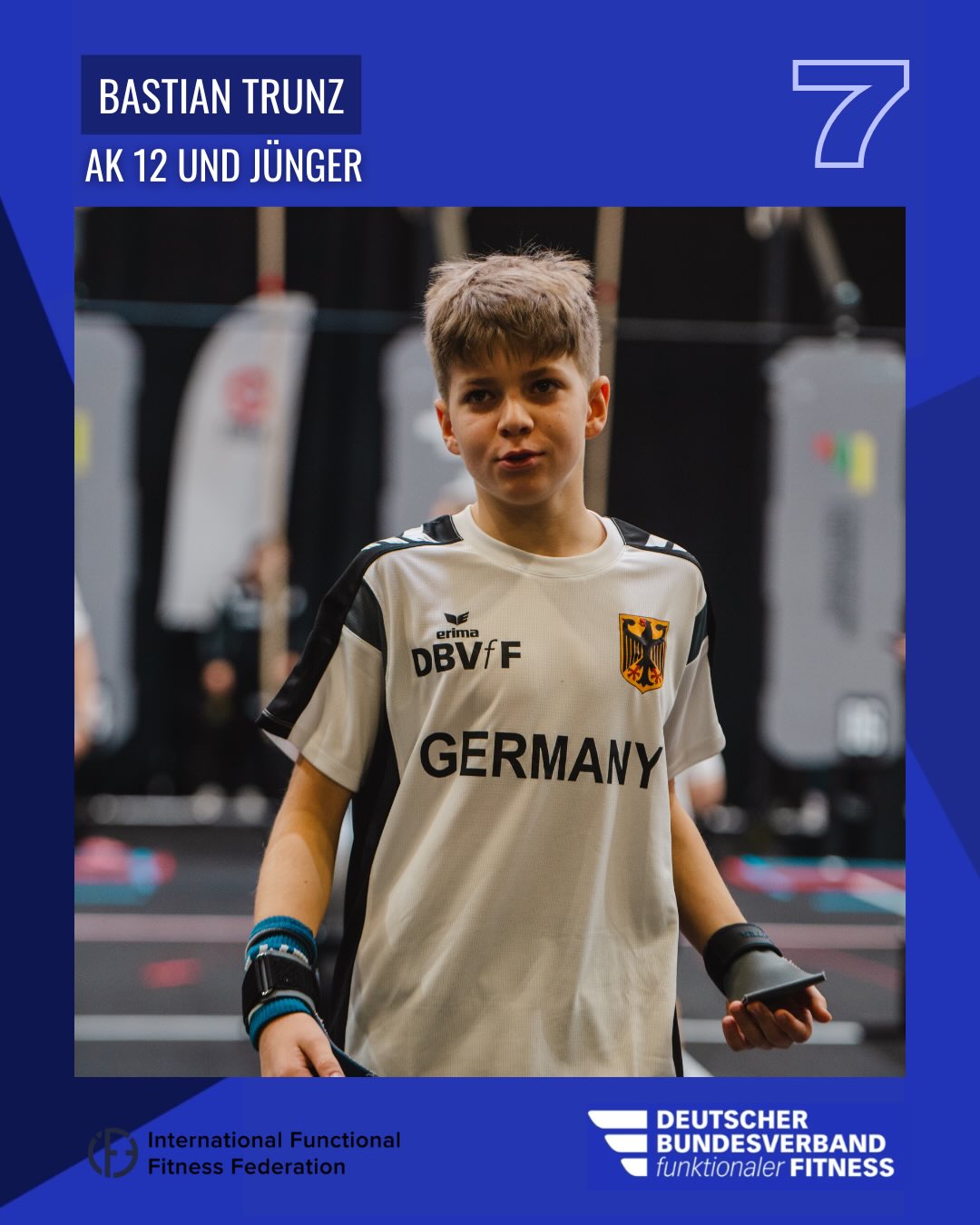 🇩🇪 Rückblick Ergebnisse Juniors Male 🇩🇪
Auch unsere Juniors Athleten haben bei der Weltmeisterschaft in Vilnius vom 5. bis 7. Dezember gezeigt, wie viel Qualität und Potenzial in der nächsten Generation steckt. Einsatz, Teamspirit und richtig starke Performances auf der Wettkampffläche.
Wie bei den Mädels gilt auch hier: Jeder hat alles reingeworfen, sich gegenseitig gepusht und Deutschland mit Stolz vertreten. Und ja, auch hier dürfen wir über Medaillen jubeln.
✨ Unsere Medaillenträger:
🥈 Simon Lersch
🥉 Fedor Wesemann
Aber unabhängig vom Podium: Wir sind unglaublich stolz auf euch alle. Auf euren Mut, euren Ehrgeiz und darauf, wie selbstverständlich ihr als Team aufgetreten seid. Das macht richtig Lust auf die Zukunft.
In den Slides findet ihr Eindrücke und Ergebnisse von jedem der starken Athleten aus dem Kader.
📸@joel_krue
#weltmeisterschaft #wm #nationalkader #juniors #bundesverbandfitness #FunktionaleFitness #FunctionalFitness #FitnessGermany #DBVfF #FitnessDeutschland #InternationalFunctionalFitness #iF3 #ifff