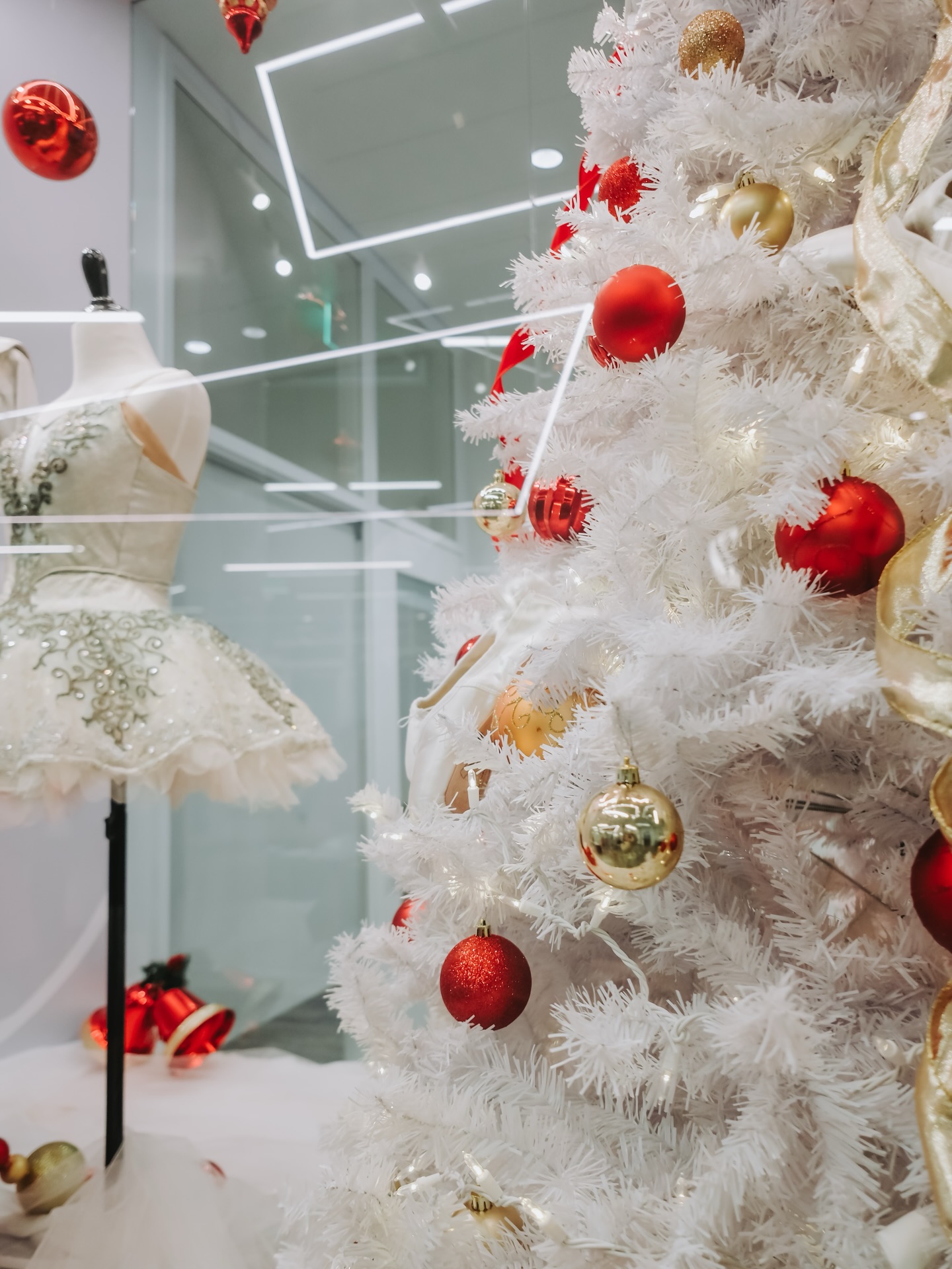 IT’S THE NUTCRACKER OPENING WEEK?
A beloved family tradition for so many, our @cincinnatiballet keeps finding more and more ways to make The Nutcracker feel new and fun every year. We got to peek in on a rehearsal and Penelope’s giggling at the Rat King and gasping at the toys coming to life made my mommy heart just soar? We can’t wait to see all the surprises in store!
Tickets start at $39. Performances run December 18–28 at Music Hall.