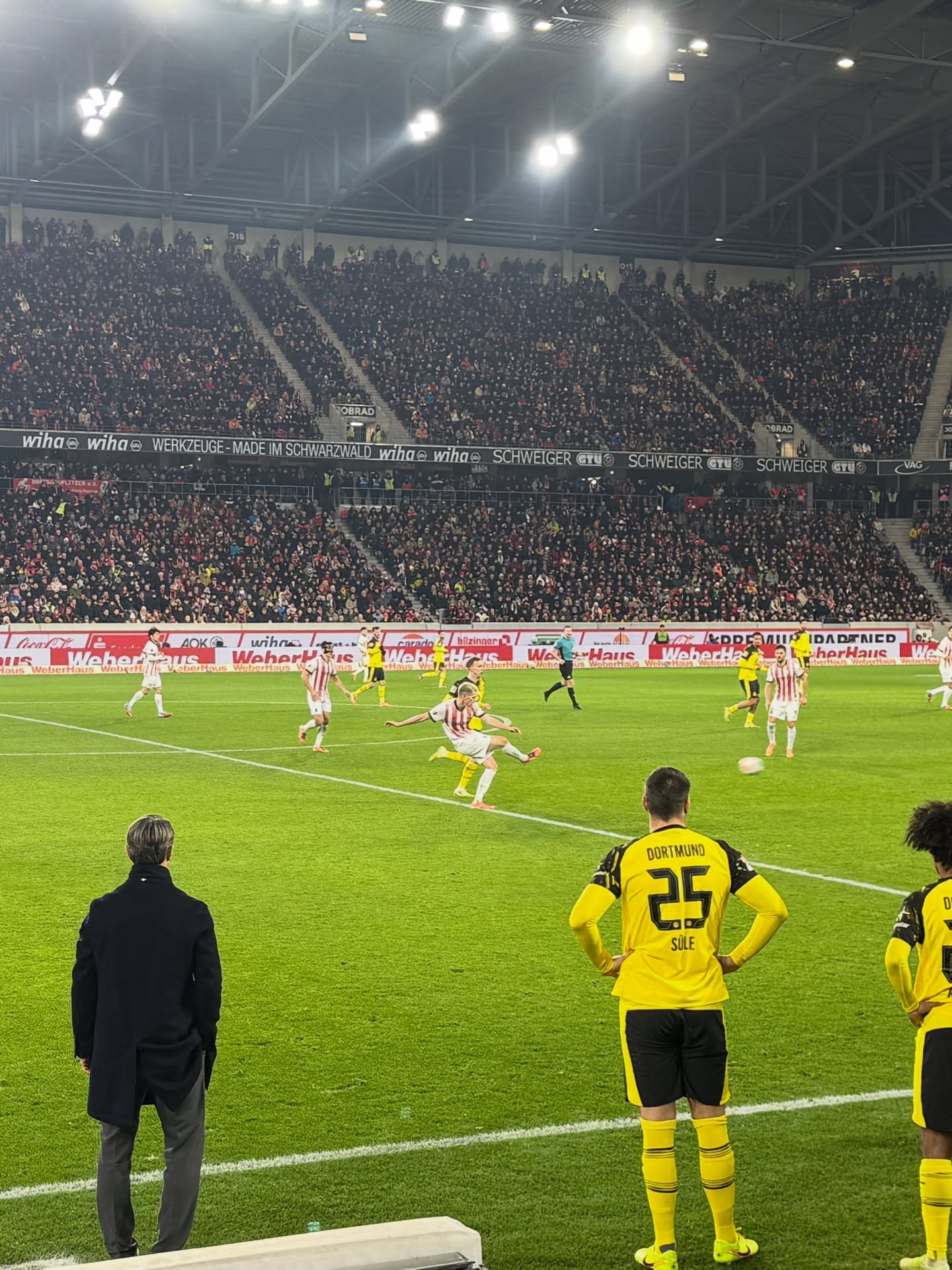 Der BVB war im SC-Stadion zu Gast, und WILD war erneut live dabei. Mit einem 1:1-Unentschieden verabschieden sich beide Klubs in die Winterpause. 💙
Der BVB was a guest at the SC stadium, and WILD was live on site once again. With a 1–1 draw, both clubs head into the winter break. 💙
A BVB az SC stadion vendége volt, és a WILD ismét élőben volt jelen. Az 1–1-es döntetlennel mindkét klub a téli szünetre vonul. 💙
#bvb #sc #freiburg #europapark #soccer