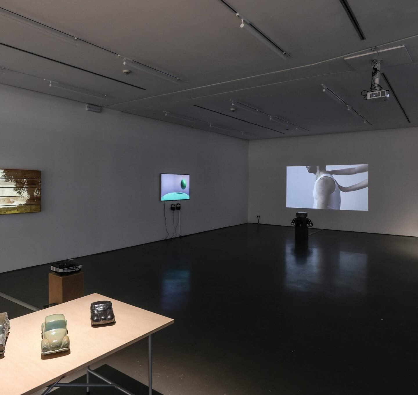 ein weiterer Rückblick auf 2025:
Ausstellung in der @kunsthalleduesseldorf
... und wir fangen gerade erst an
Künstlerinnen und Künstler des VdDK 1844
15.3. – 25.5.2025
Der Verein der Düsseldorfer Künstler zur gegenseitigen Unterstützung und Hilfe (gegründet 1844) ist einer der ältesten noch aktiven Künstler*innenvereine Deutschlands. Im Gegensatz zu Kunstvereinen, die sich auf die Vermittlung und Präsentation zeitgenössischer Kunst für ein breites Publikum konzentrieren, sind Künstler*innenvereine Zusammenschlüsse von Kunstproduzierenden selbst.
Seit der Gründung steht der VdDK für Solidarität, Kooperation und das Prinzip des Selber-Machens – Werte, die bis heute die zentralen Antriebsquellen der Künstler*innen sind. Mit seiner reichen Tradition, die tief in die Stadtgesellschaft hineinwirkt, zählt der VdDK derzeit 300 Mitglieder, von denen 224 einen Beitrag zur Ausstellung eingereicht haben. Der Verein bietet seinen Mitgliedern nicht nur ein starkes Netzwerk, sondern engagiert sich auch aktiv für bessere Konzepte in der ästhetischen Bildung, die soziale Absicherung von Künstler*innen sowie die Förderung von Ateliers und die Einrichtung eines Werkkunsthauses in Düsseldorf.
Die Ausstellung war kein nostalgischer Rückblick auf 181 Jahre Vereinsgeschichte, sondern eine lebendige Momentaufnahme des aktuellen Schaffens der Mitglieder. Rund 250 Werke aus Malerei, Grafik, Bildhauerei, Fotografie und Medienkunst laden dazu ein, die umfassende Kunstproduktion des VdDK zu entdecken.
Mit dieser Ausstellung wird die enge Verbindung des VdDK zur Kunstlandschaft der Stadt Düsseldorf unterstrichen. Sie gibt nicht nur einen Einblick in die Geschichte und Arbeit des Vereins, sondern zeigt auch die beeindruckende Vielseitigkeit und lebendige Dynamik eines der ältesten Künstler*innenvereine Deutschlands – ein Ort der Begegnung, des Austauschs und der gemeinsamen künstlerischen Weiterentwicklung. (Alle Fotos : Melanie Zanin)