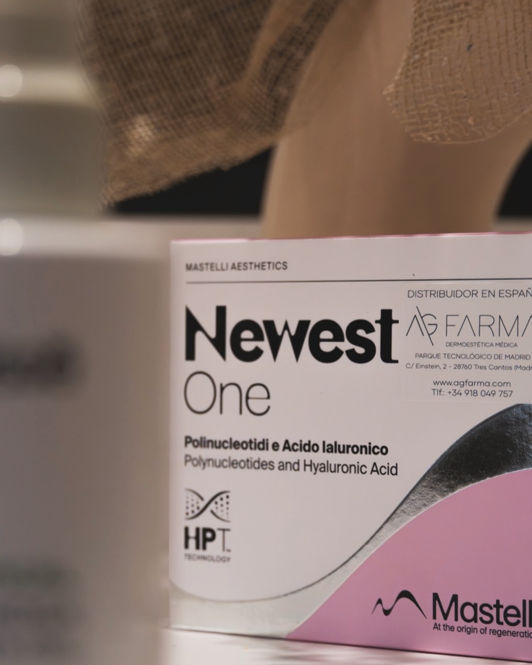 Los viales de polinucleótidos y ácido hialurónico para tratamiento con Dermapen combinan dos activos altamente eficaces para la #regeneración y #revitalización cutánea:🔬 Polinucleótidos: fragmentos de ADN que estimulan la regeneración celular, mejoran la calidad de la piel desde el interior, aumentan la elasticidad y reducen la inflamación. Son ideales para pieles apagadas, envejecidas o con daño solar.💧 Ácido hialurónico: potente hidratante que capta y retiene agua en la piel, aportando volumen, suavidad y luminosidad inmediata.💉 Aplicación con Dermapen: el sistema de microagujas favorece la penetración profunda de ambos activos, potenciando sus efectos y estimulando la producción de colágeno.Beneficios del tratamiento:
- Hidratación profunda y duradera
- Mejora del tono, textura y firmeza
- Atenuación de arrugas finas y líneas de expresión
- Revitalización global del rostroIdeal como tratamiento preventivo y correctivo para una piel más joven, fresca y luminosa.@dlucanni_es