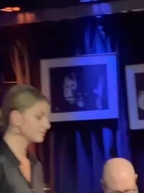 Was für eine schöne Reise wir in den letzten Wochen mit unseren Winterliedern hatten: So viele besondere Abende, so viel Nähe, so viel Frieden. Danke euch allen, die dabei waren.
Heute Abend spielen wir das letzte Konzert dieser Tour um 19 Uhr im Kulturhaus Karlshorst,
bei uns zu Hause, in Berlin. ?????
Tickets -> https://www.jazztreff.net/produkt/jessica-gall-und-band/
#jessicagall #winterlieder #stillenacht #kommet #berlin