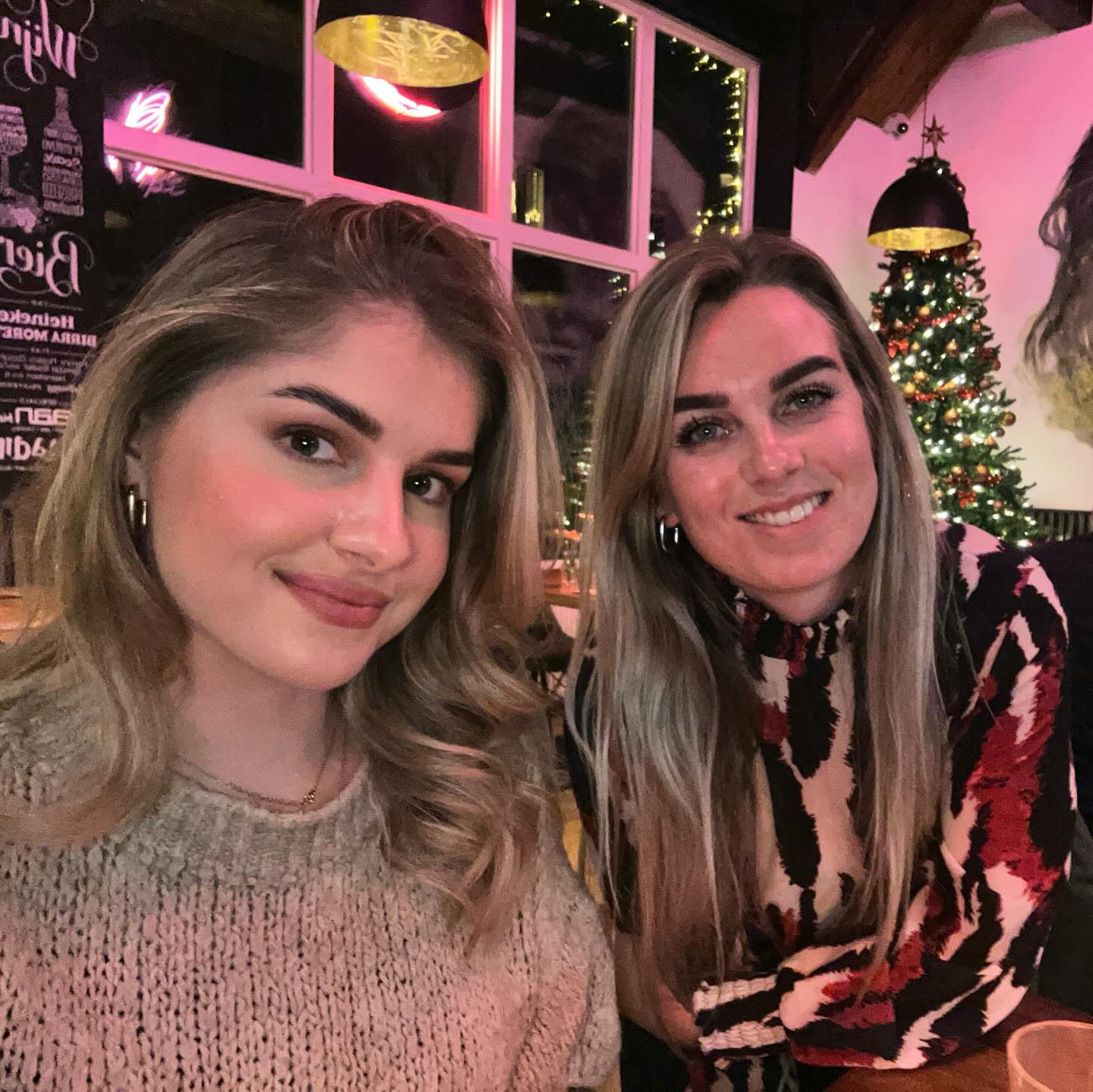 โจ๐๐๐ง๐ค๐๐๐๐ซโจ
Wat een mooi jaar is het geweest!
Wij willen iedereen enorm bedanken voor jullie komst, de gezelligheid, het vertrouwen in ons en de fijne momenten samen dit jaar. ๐
We kijken met veel enthousiasme uit naar een nieuw jaar vol mooie huiddoelen. โจ
๐
Nadine is afwezig t/m zondag 4 januari en staat maandag 5 januari weer met frisse energie voor jullie klaar.
In deze periode is Mette aanwezig op maandag 29 en dinsdag 30 december.
๐
๐ข๐ฃ๐ง๐ ๐ค๐๐ซ๐ฌ๐ญ๐๐๐ ๐๐ง, ๐ฃ๐๐๐ซ๐ฐ๐ข๐ฌ๐ฌ๐๐ฅ๐ข๐ง๐ ๐๐ง ๐ญ๐จ๐ญ ๐ฌ๐ง๐๐ฅ! ๐ฅโจ