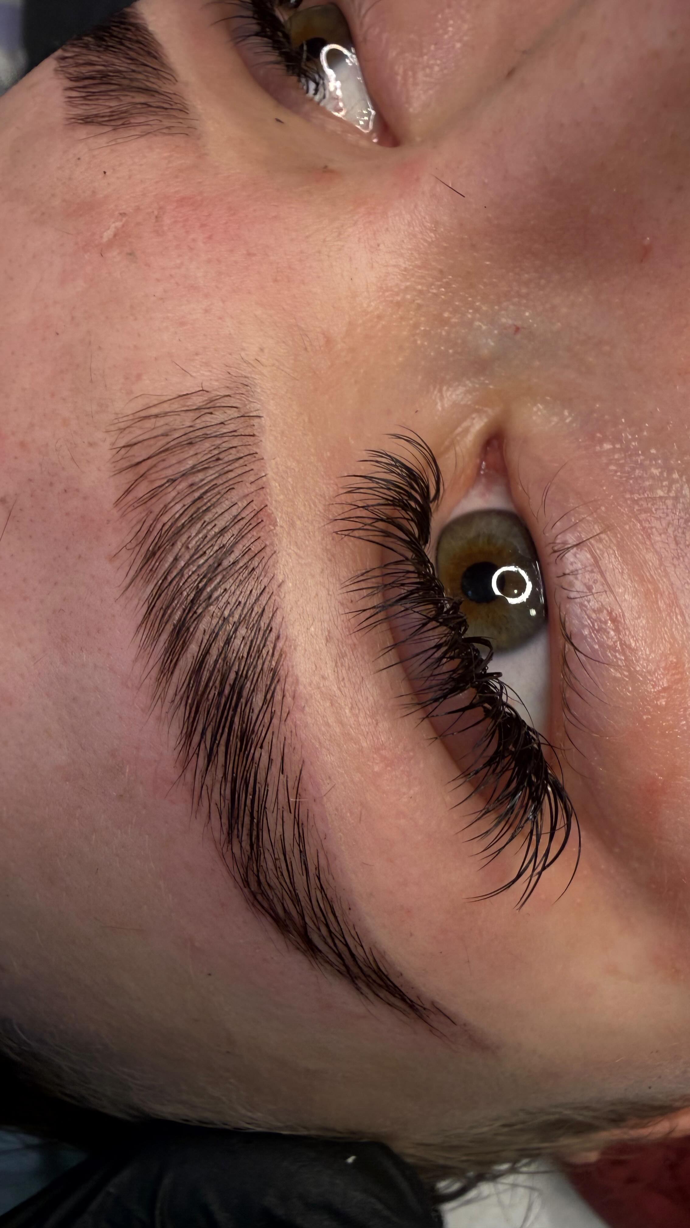 Trend 2026 ⬆️⬆️⬆️
Das Brow-Lifting bleibt auch im Jahr 2026 voll im Trend, nur lasst es euch vom Profi machen. Ansonsten leiden eure Augenbrauen irgendwann und fallen aus!
Natürlich geformte Augenbrauen‼️
Aber bitte übertreibt es nicht‼️
Weniger ist mehr ???
#browlift #lashlift #permanentmakeup #potsdam