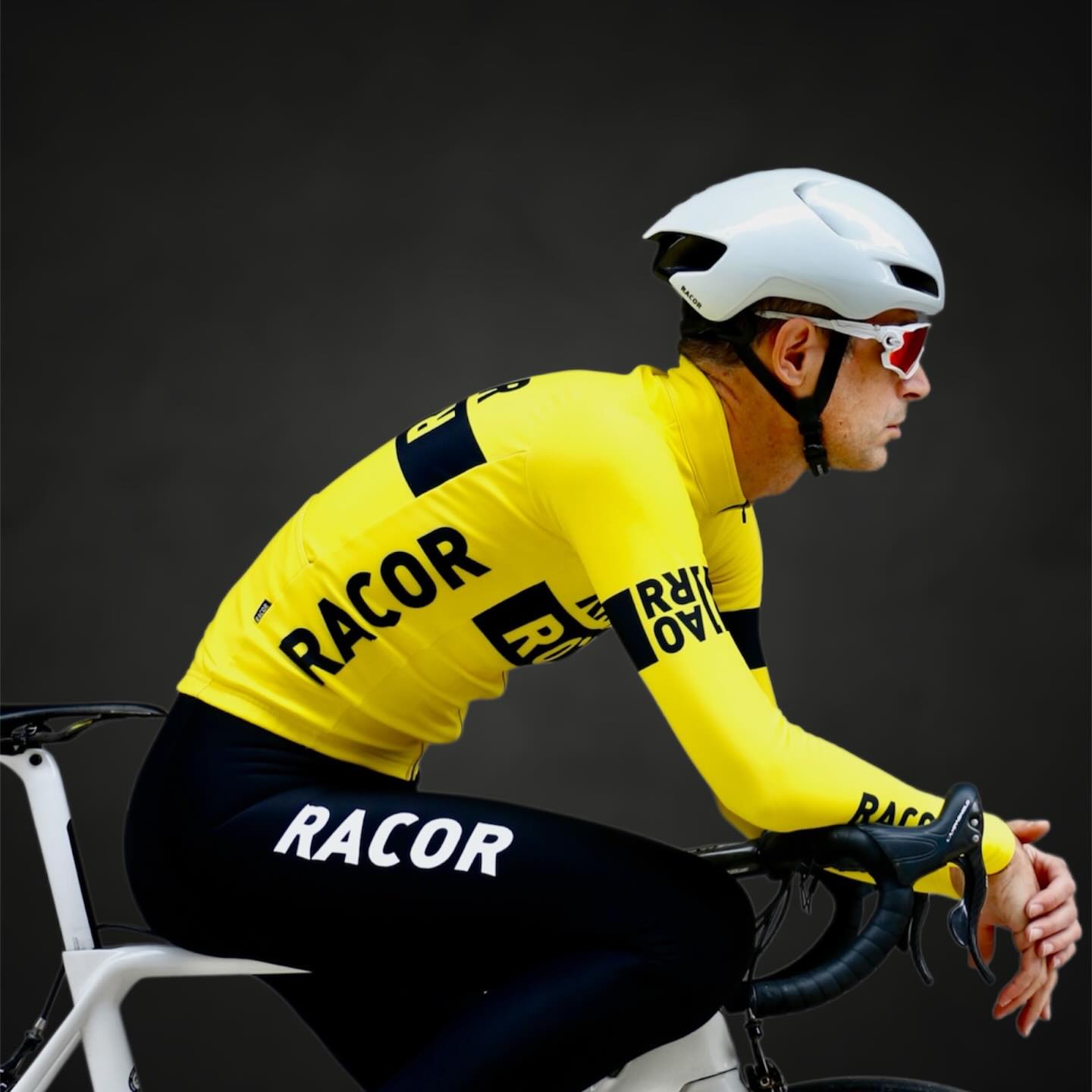 RACOR - Nueva chaqueta modelo Navacerrada, perchada en su interior y de corte fit. Ideal para rango térmico entre 5 y 15 grados. 100% personalizable con los colores de tu club o grupeta. Equipaciones ciclistas premium personalizas fabricadas en nuestros talleres de Madrid. Desarrollamos tu idea con nuestros excelentes diseños sobre una amplia y original colección de prendas inspiradas en los puertos de Madrid. Sin pedido mínimo y entregas en 30 días. Contáctanos hoy mismo - Link en la bio #maillotsperonalizados #hechoenmadrid #ciclismo #maillots #maillotspersonalizados