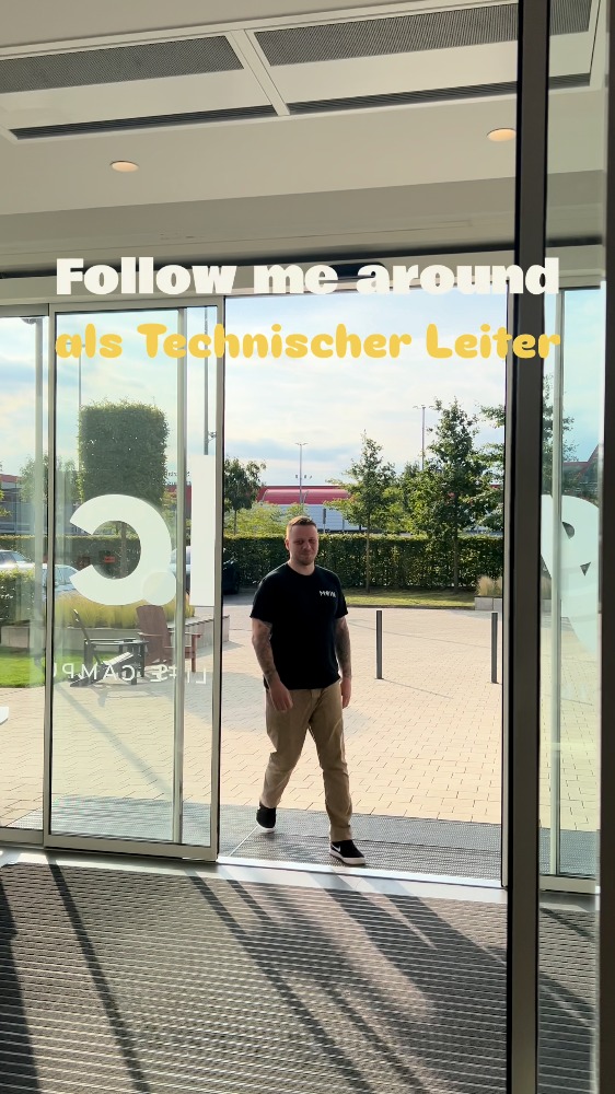Unser Haustechniker Erik startet seinen Tag mit einem klaren Plan:
Erstmal einen Überblick verschaffen, was im Haus ansteht, bevor es an die wichtigen Aufgaben und Entscheidungen geht. ??
Zwischendurch sind Team-Absprachen natürlich ein Muss, denn ohne den kurzen Plausch mit den Kollegen läuft in der Technik gar nichts. ??
Ob kleine Reparaturen, große Checks oder spontane Einsätze: Erik sorgt dafür, dass im sylc. und in all seinen 347 Apartments alles reibungslos funktioniert.
So sieht eben ein typischer Tag in unserer Haustechnik aus.
#sylc #simplifyyourlife #teamwork