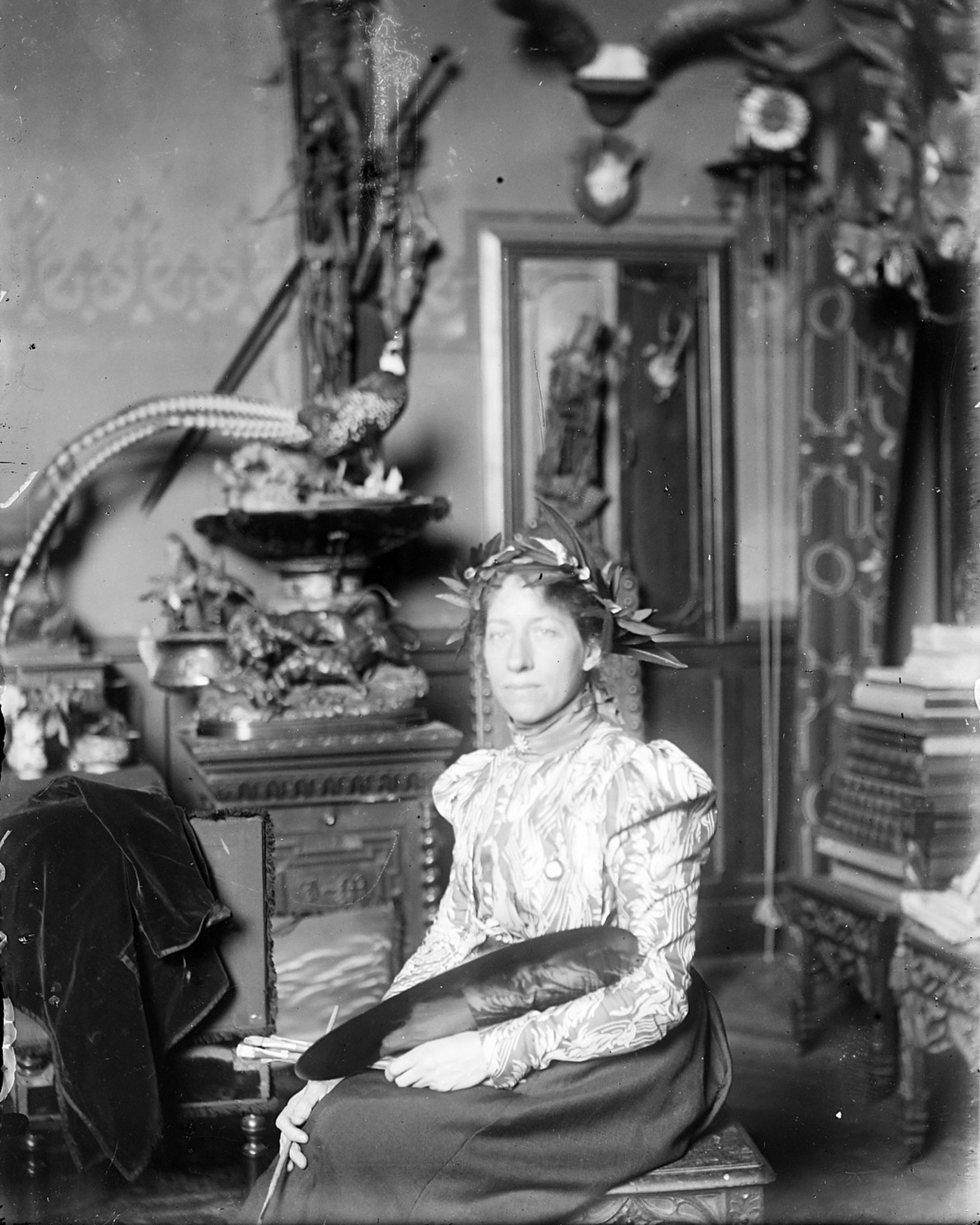 Bonne année 2026 !
Cette année n’est pas une année comme les autres. En 2026, nous célébrons les 170 ans de la naissance d’Anna Klumpke (1856-1942). Grande portraitiste internationale, femme artiste oubliée, à laquelle il est aujourd’hui urgent de s’intéresser.
Souvent connue pour être la grande biographe de Rosa Bonheur, Anna Klumpke est aussi une artiste complète : peintre d’une grande sensibilité, photographe, très belle coloriste. Elle a réalisé les portraits de figures majeures de son temps : Camille Flammarion, Rosa Bonheur, et même une commande de la reine Victoria. Et pourtant, son nom reste trop souvent dans l’ombre.
Et si 2026 devenait l’année de sa reconnaissance ? Est-ce que vous auriez envie que nous vous montrions davantage de sa vie et de son œuvre ? Seriez-vous prêts à participer à sa valorisation et à sa redécouverte ?
Cette année, sortons ensemble Anna Klumpke de son purgatoire. Elle doit être reconnue.
Au château de Rosa Bonheur, nous conservons toute sa vie, ses œuvres, ses archives. Ça vous dirait qu’on vous les montre ?
Portrait d’Anna Klumpke dans l’atelier de Rosa Bonheur, photographie de Rosa Bonheur, février 1899, collection Château de Rosa Bonheur.
#annaklumpke #femmeartiste #rosabonheur #redecouverte #musee