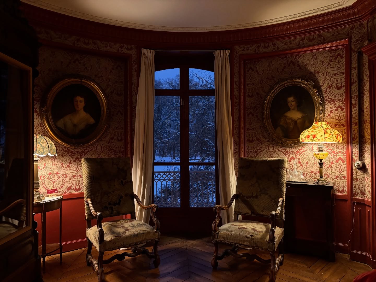 Toute la douceur réconfortante dans la chambre de Rosa Bonheur. Dormir dans un musée blotti sous la couette, et regarder la neige tomber. Un moment unique et hors du temps à vivre au château ❄️
#rosabonheur #chateaurosabonheur #hebergement #chambredhotes #bedandbreakfast