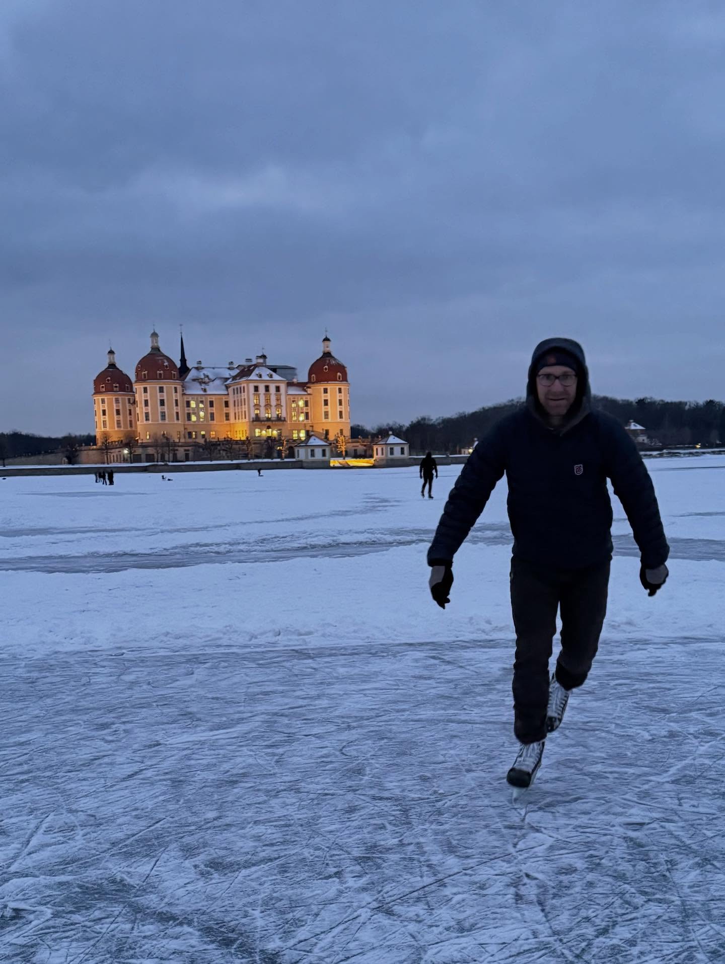 Immer wieder schön. Eislaufen vor der Kulisse von Schloss Moritzburg.
Dieses Jahr ist leider etwas wenig Wasser im Teich, doch es reicht für eine Schlittschuh ⛸️ Ausfahrt.
#iceskating #schlittschuhlaufen #moritzburg
