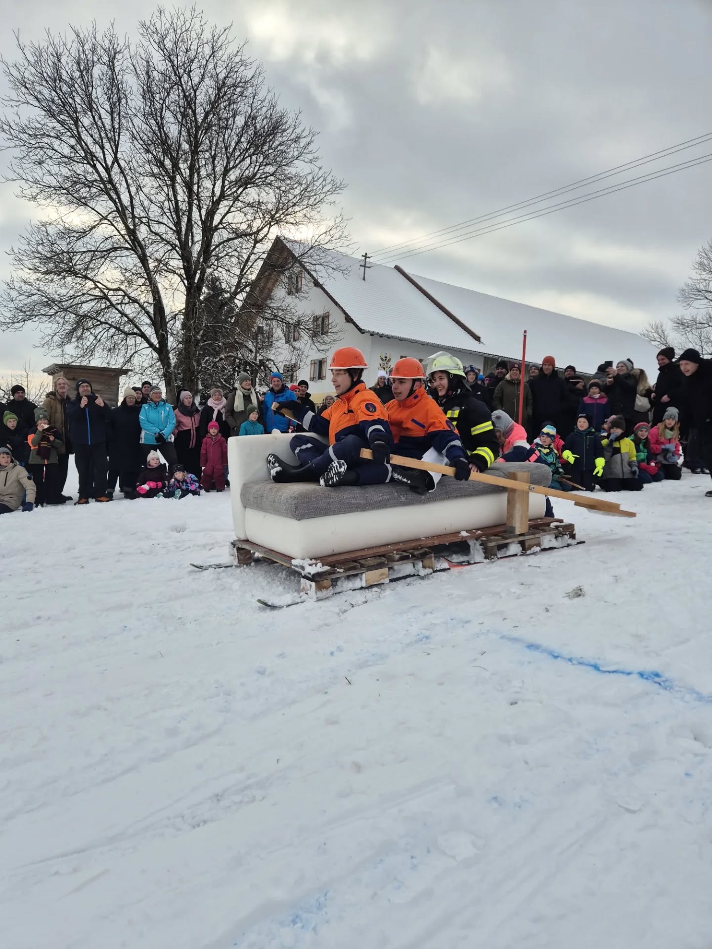 Heute ging von unserer Feuerwehr auch eine Mannschaft beim Sofarennen in Dietmannsried an den Start. Bei Kaiserwetter am Schlumberger Buckel mussten wir mit dem selbstgebauten Sofa an 3 Disziplinen wie Schnelligkeit, Slalom und Weite teilnehmen. Mit viel Spaß und einem schönen Tag konnten wir den 6. Platz einfahren.
Danke der @juleiru_dietmannsried
fürs Organisieren 👍