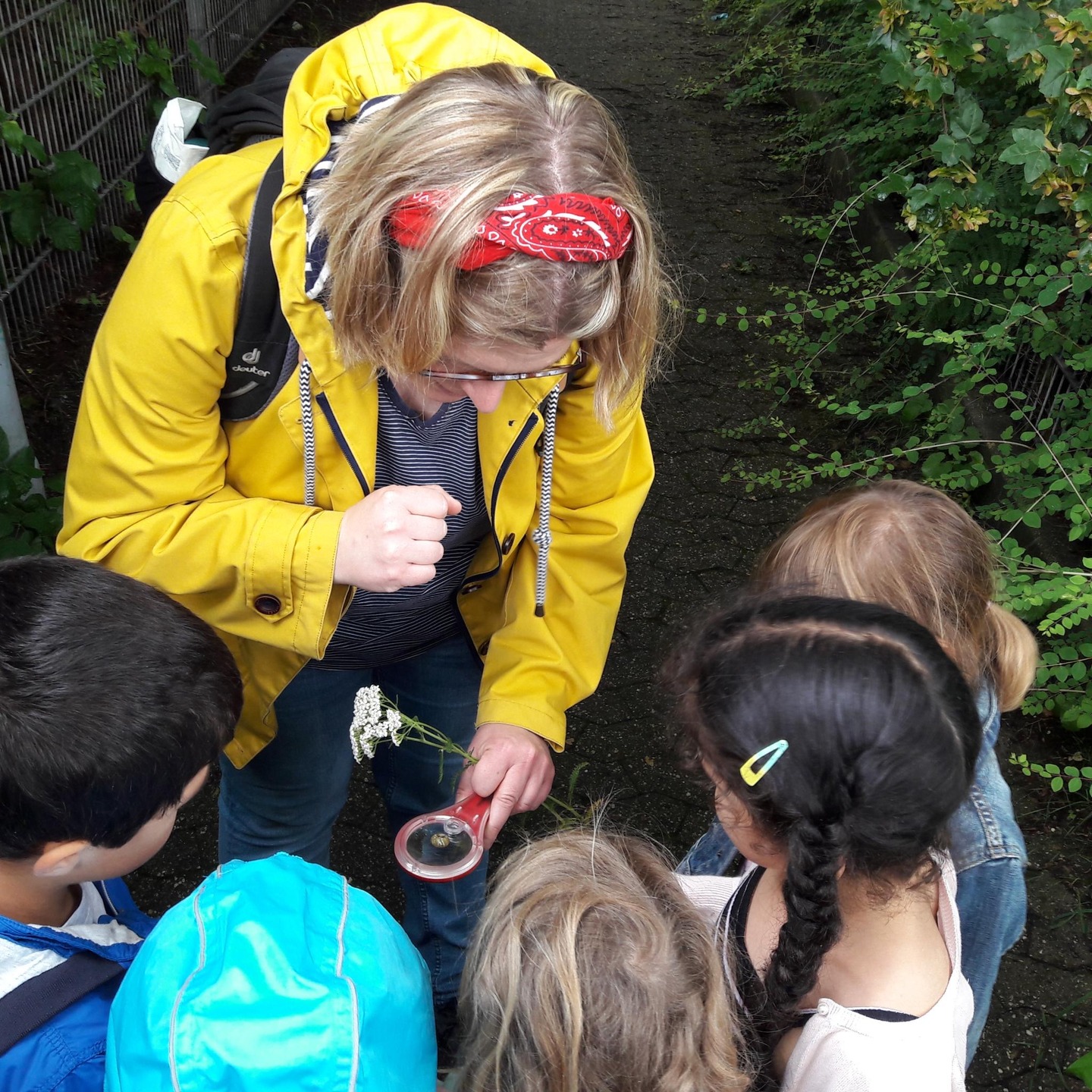 „Natur-Erzieher*in“ - Weiterbildung zum/zur zertifizierten Facherzieher*in für naturbezogene Pädagogik?
Die Ausbildung zum/ zur Natur-Erzieher*in wird in diesem Jahr auch wieder in Nümbrecht im Landschaftshaus angeboten.
Die insgesamt 10tägige Weiterbildung richtet sich speziell an Erzieher*innen von Kindertageseinrichtungen, die im Jahresverlauf Naturaufenthalte mit Kindern durchführen oder in Waldkindergärten arbeiten (möchten). Neben vielen praktischen Impulsen werden pädagogische, methodische und sicherheitsrelevante Aspekte einer naturbezogenen Pädagogik beleuchtet.
Kontaktdaten & Anmeldung:
Dirk Nießing: Info@NaturErlebnisSchule.de
Weitere Infos finden Sie hier: www.naturerlebnisschule.de/weiterbildungen/natur-erzieherin/
Foto: NaturErlebnisSchule
#naturerlebnispädagogik #naturerlebnisschule #naturbildung #bne #naturerziehung