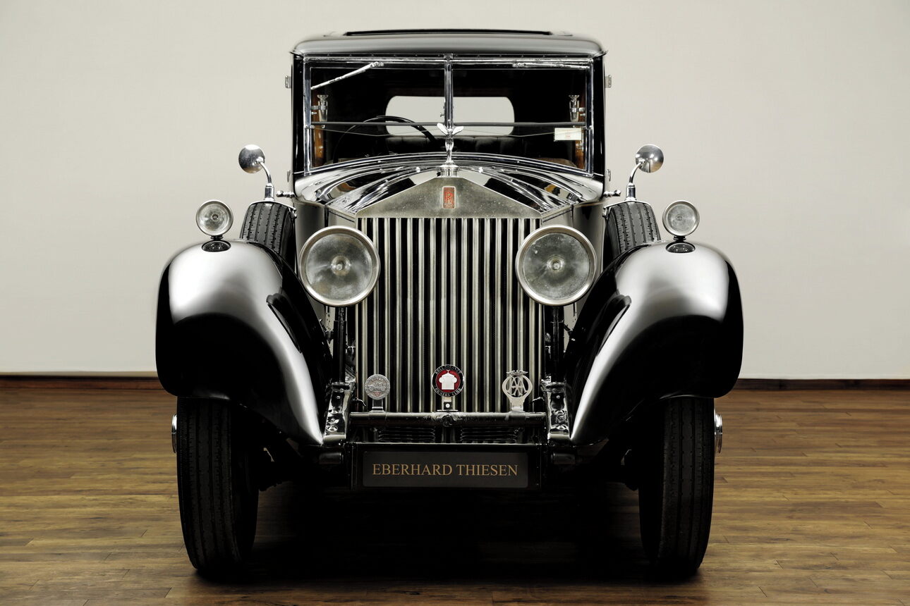 PHENOMENAL PHANTOM II (Part 2). A Rolls Royce Phantom II is a prestigious and impressive statement of automobile luxury between 1929 and 1935. The model contributed significantly to the brand's reputation as a synonym for automobile luxury to this day and its claim to be ‘the best car in the world’. Power is provided by a 7.7 litre inline six-cylinder generating 120 hp at just 3,500 rpm to ensure a strong performance and very smooth running.
Our 1929 example is a saloon by Mulliner with a raised roof line, offering plenty of interior space and an imposing, stately look. This car was part of a Swiss private collection for over 40 years and previously had its home already in Switzerland. It features a largely original condition, but is well preserved including the first, beautifully patinated leather interior. Two charming details are the lovely flower vases at the B-pillars and the original steel sliding roof.
This Phantom II is a sublime driving experience with an aristocratic touch. Let’s imagine travelling through a historical Agatha Christie crime novel or the Downtown Abbey movie with this car.
#rollsroyce #classicrollsroyce #vintagerollsroyce #rollsroycephantomii #classicdriver #classiccars #classiccartrader #carphotography #drivetastefully #carpassion