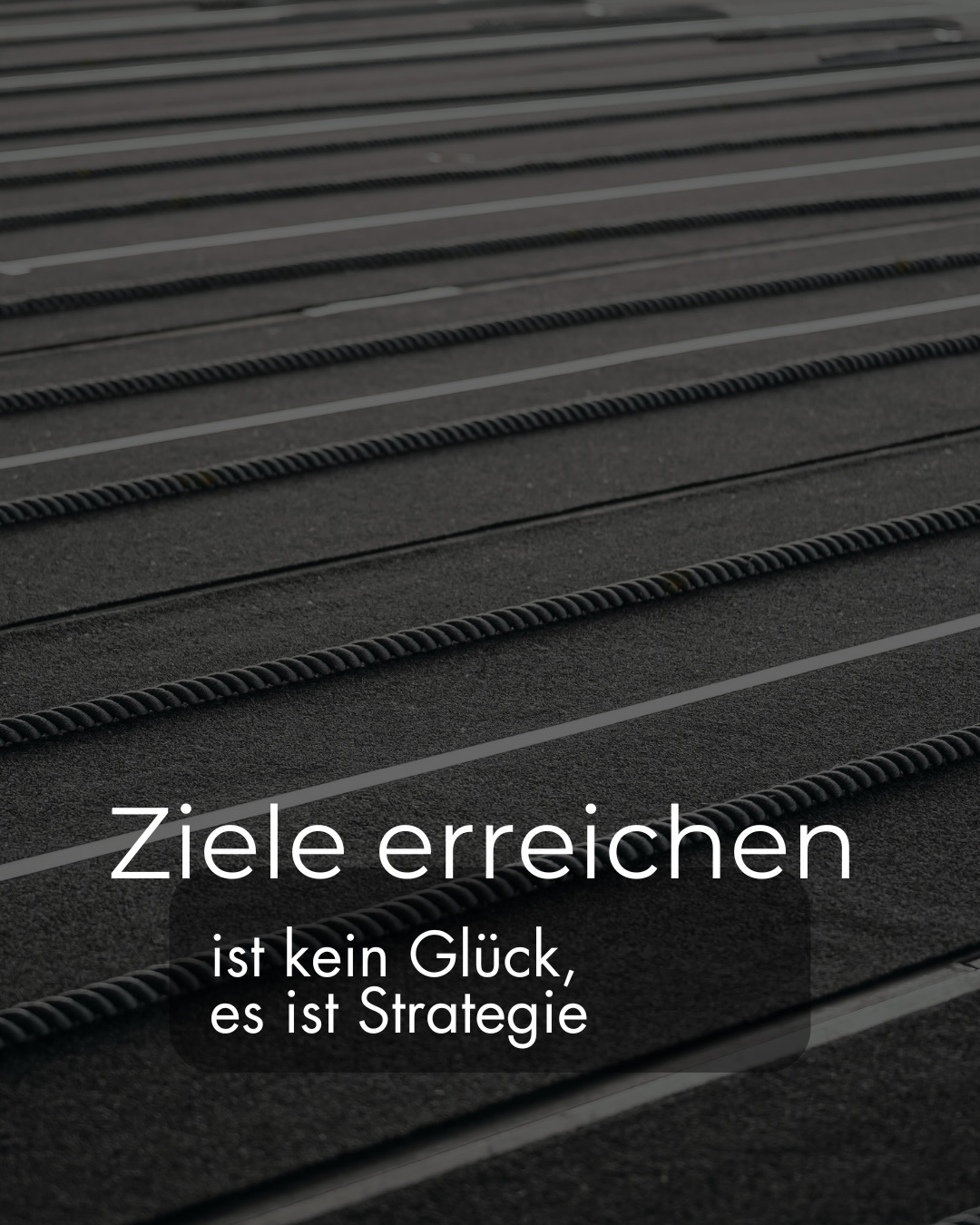 Die meisten scheitern nicht am Ziel.
Sie scheitern an der Umsetzung.
Warum?
Weil sie tun, worauf sie Lust haben – nicht, was nötig ist.
Ein Coach gibt dir nicht nur einen Plan.
Ein Coach gibt dir Struktur, die du selbst nie durchziehen würdest.
Du brauchst für 2026:
• messbare Ziele
• klare Deadlines
• Fortschrittskontrolle
• Trainingsanpassungen
• jemand, der dir sagt, was heute dran ist
Athleten brauchen keine „Motivation“.
Sie brauchen ein System.
#athlete
#mindbodyperformance
#noexcuses
#leveluplifestyle
#workhardtrainsmart
#highperformer