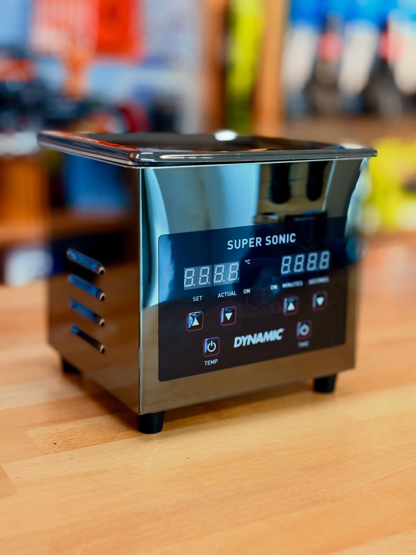 Neugierig geworden? 👀
Ab sofort bieten wir bei bike point Dresden die professionelle Heißwachs-Behandlung für eure Kette an 🔥🕯️
Ideal für:
🚴 Rennrad
🚴♂️ Gravel
🚵 MTB
🚲 Vielfahrer & Sauberkeits-Fans
Sprecht uns einfach im Laden an – wir beraten euch gern, ob Heißwachs das Richtige für euer Bike ist 🙌
#bikepointdresden #werkstattservice #kettenpflege
#gravelbike #rennradliebe