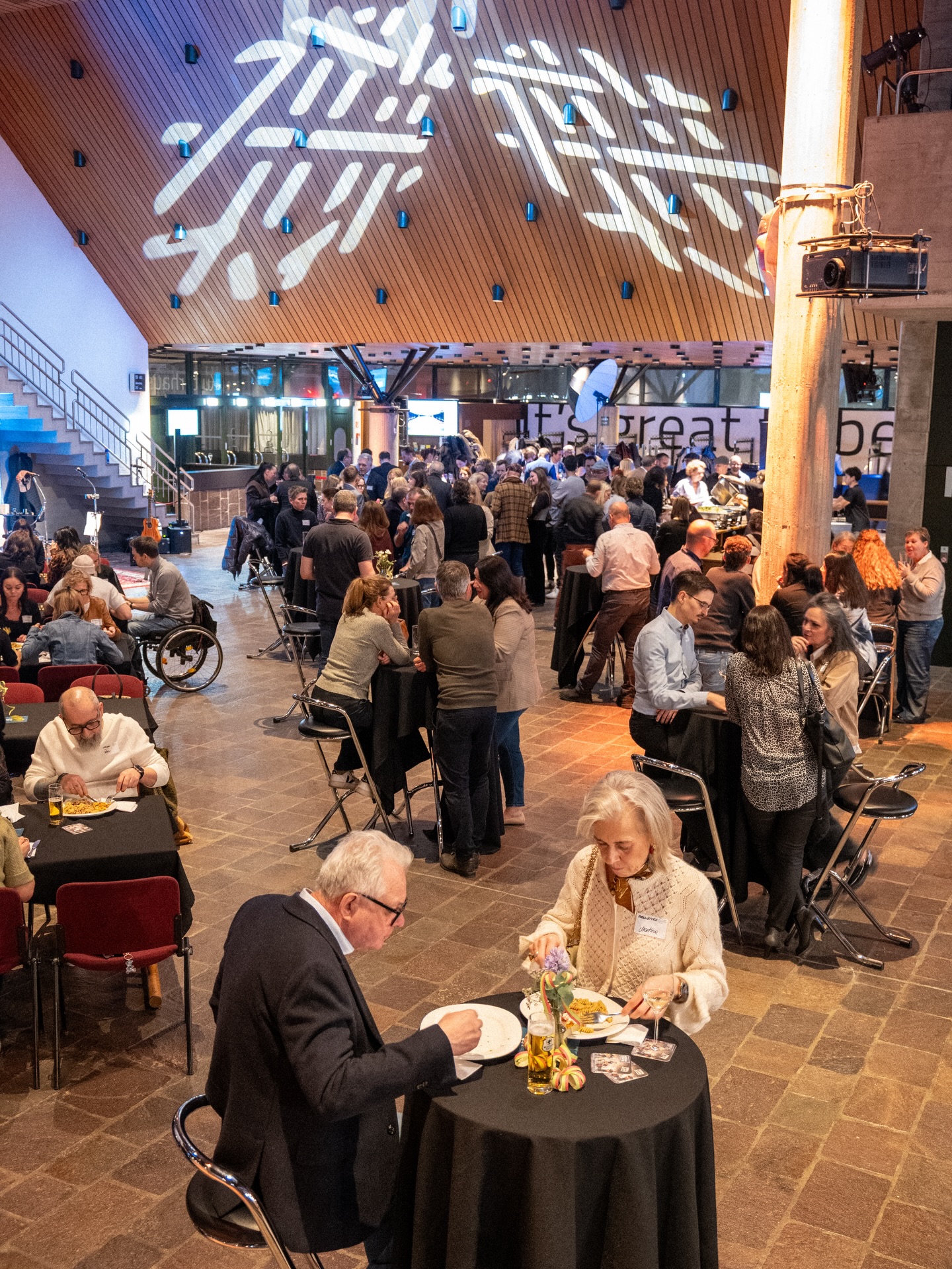 Nach unserem gestrigen Inside Opening kann das Jahr perfekt starten! 🎉
Danke an alle, die mit uns gefeiert haben!
Einen Abend lang durften wir neue Gesichter kennenlernen, Freundschaften stärken und uns bei netten Gesprächen amüsieren – alles in musikalischer Begleitung von AkusDICK 🎶 und mit kulinarischen Köstlichkeiten von Wolfi Preuß🍴
Wir freuen uns auf alles, was vor uns liegt! ✨