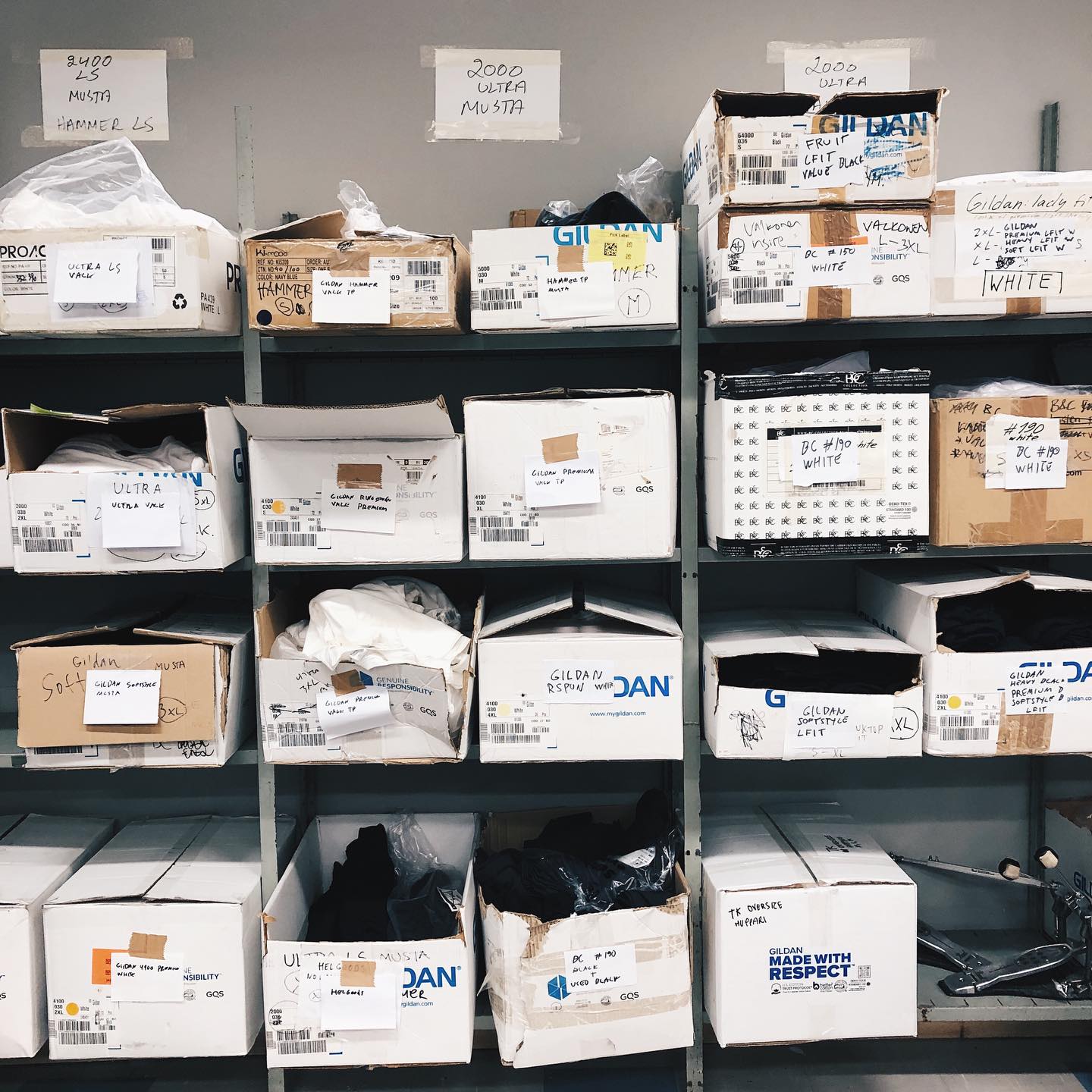 Niinkuin kaikki kunnon yritykset, aloitimme vuotemme Paitamyllyllä inventaariolla. Löysimme mm. noin miljoona 2XL-kokoista valkoista Gildanin Premium cotton t-paitaa. Niiden olisi parempi olla käytössä kuin hyllyssä ja siksi päätimme pistää ne kiertoon: Saat 2XL-4XL kokoiset valkoiset paidat kaupan päälle tilaukseesi 1€/kpl. So nice, such wow.
