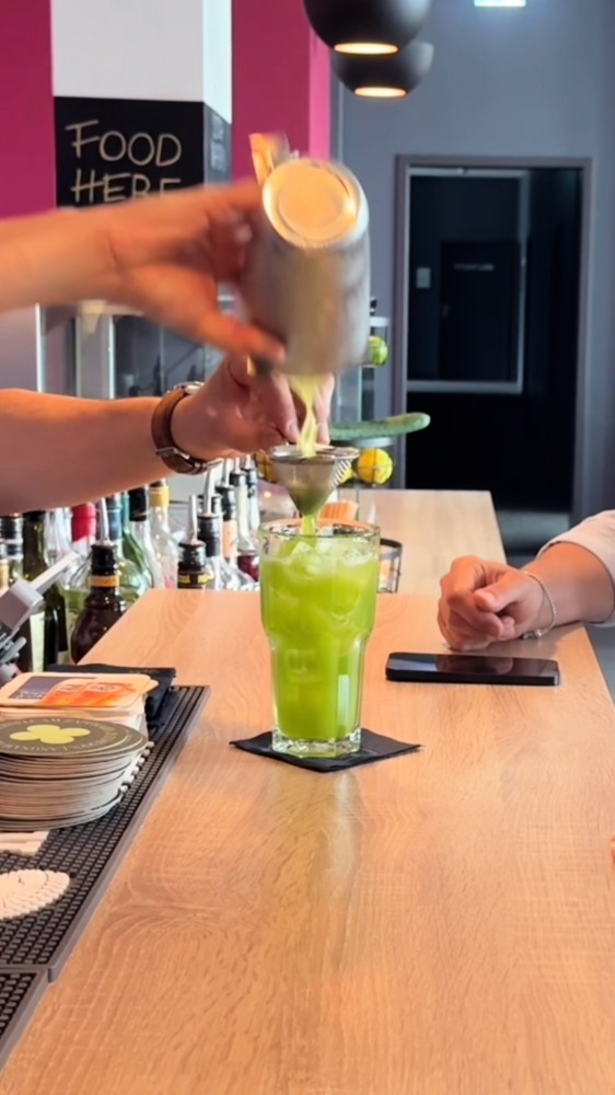 Hamburg entdecken war nie so einfach. Von Stellingen bist du super angebunden und in kürzester Zeit überall, wo du hinwillst. Ob Sightseeing, Shopping oder Food-Tour – die Frage ist nur, ob du vorher nicht doch noch einen Cocktail bei uns trinken solltest. ?
HAMBURG
HOTEL
BAR
SIGHTSEEING