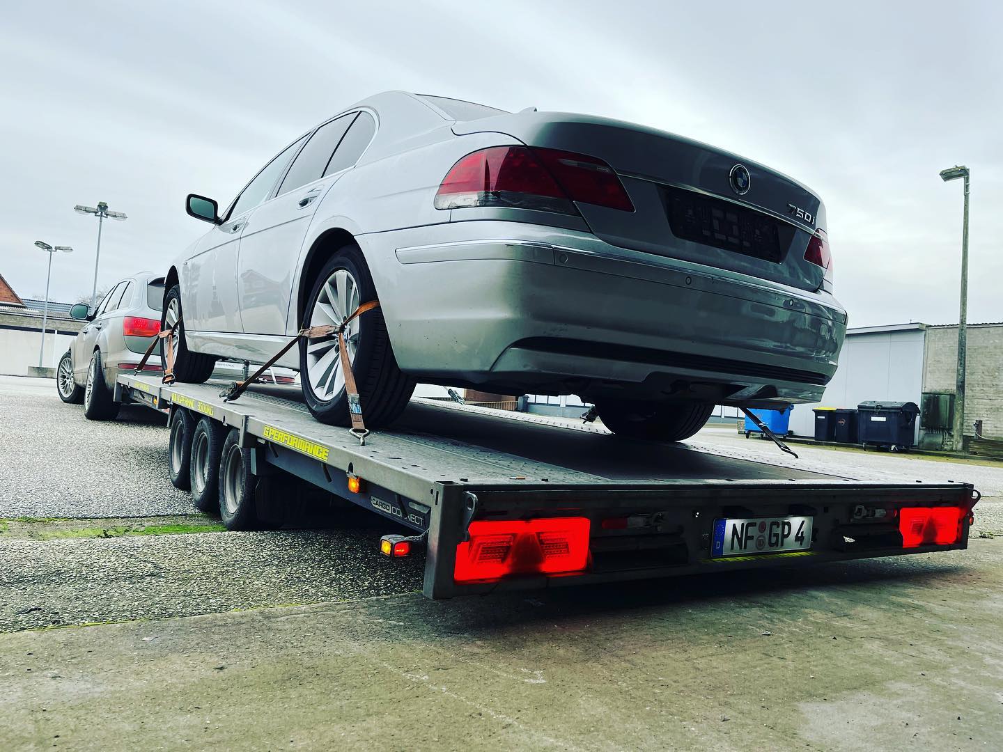Durch die extrem niedrige Aufbauhöhe, den 250cm langen Rampen und der ankippbaren Plattform erreichen wir Auffahrwinkel für die tiefsten Fahrzeuge ?
#tuningisnotacrime #stance #stancenation #streetstyle #lowcustom