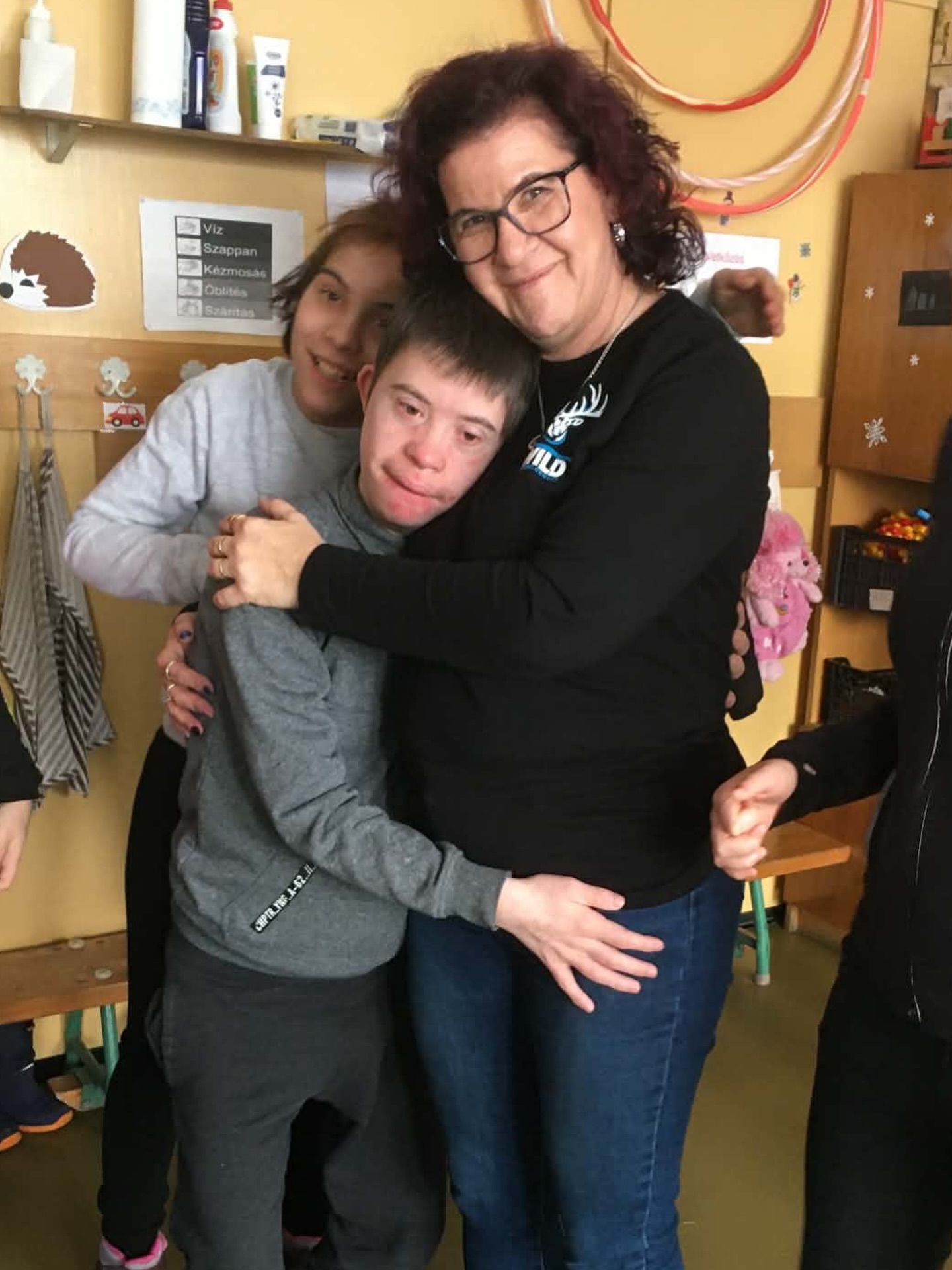 Liebe Wildies, heute haben wir das Heim für schwerbehinderte Kinder nahe Gyöngyös besucht. Zu sehen, wie sehr sich die Kinder über die Geschenke aus Deutschland und Ungarn gefreut haben, war unglaublich berührend 💙 Danke an jede einzelne Person, die dazu beigetragen hat – ihr habt Herzen glücklich gemacht! 💙
Dear Wildies, today we visited the home for severely disabled children near Gyöngyös. Seeing how happy the children were about the gifts from Germany and Hungary was incredibly touching 💙 Thank you to every single person who contributed – you truly made hearts happy! 💙
Kedves Wildies! Ma meglátogattuk a Gyöngyös közelében található, súlyosan sérült gyermekek otthonát. Hihetetlenül megható volt látni, mennyire örültek a gyerekek a Németországból és Magyarországról érkezett ajándékoknak 💙 Köszönjük minden egyes embernek, aki hozzájárult ehhez – ti igazán boldoggá tettétek a szíveket! 💙
#spende #donation #happy #wild
#hungary germany