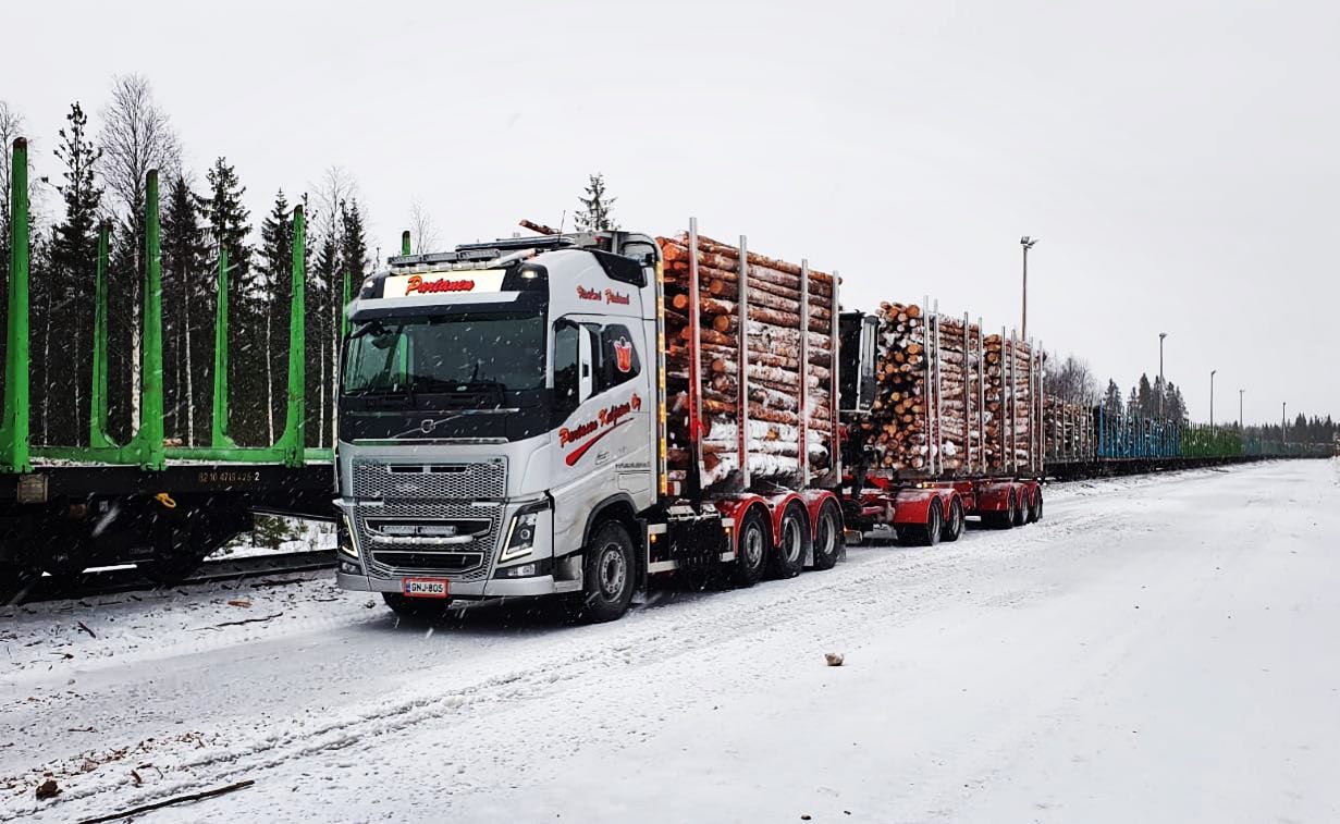 @volvotruckssuomi #puutavaraauto #tukkirekka #puutajunaan #junanlastaus