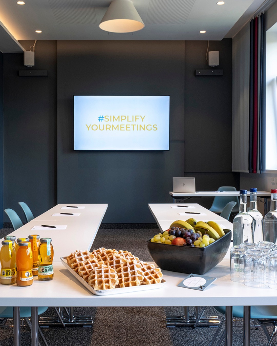 Meetingraum gesucht, aber Standard war gestern? ? Willkommen im sylc.: 5 Räume für 2 bis 70 Personen – individuell, smart, mit allem, was du brauchst. Ob Screens, HDMI, WLAN oder Kabel: wir haben’s da. Und das Beste: Snacks, Kaffee & Betreuung gibt’s obendrauf. Dein Event, dein Weg.