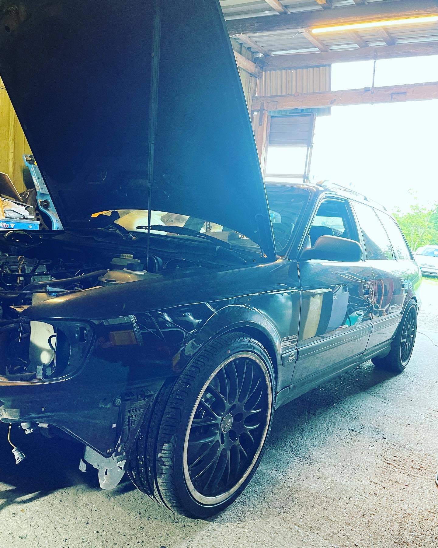 Letzte Schritte bis er wieder komplett ist #audi100 #audi #c4 #5zylinder #5zylinderturbo #5zylinderpower #bbs #powerflex #zahnriemenwechsel #boostlife #boostloading #wasndasfürnkombi #audiavant