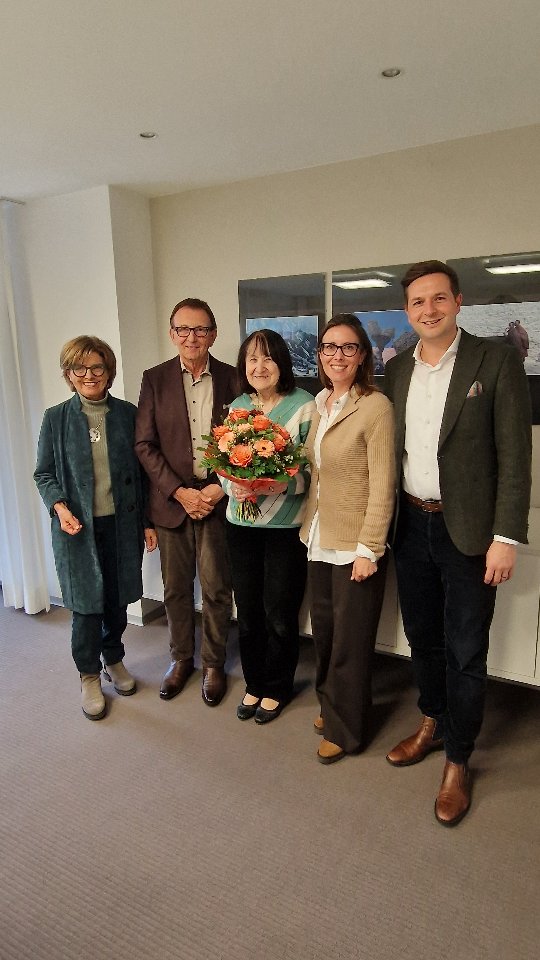 Premium Schlafen Bettenhaus Leitermann - Betten Rabolt - Betten Leitermann und Betten Rabolt - Offenburg und Baden-Baden Im Januar gibt es bei uns einen ganz besonderen Grund zu feiern. 🎉
Seit 30 Jahren ist Frau Heming die feste Konstante bei Leitermann und Rabolt Schlafkultur.
Absolute Loyalität, Verlässlichkeit und Fleiß – Tag für Tag, Jahr für Jahr.
Sie ist die Perle und rechte Hand der Geschäftsleitung, verantwortlich für alle Personalangelegenheiten, viele kaufmännische Aufgaben, die im Hintergrund oft unsichtbar stattfinden und, die man oft erst bemerkt, wenn sie fehlen würden.
Mit scharfem Verstand und perfektem Gedächtnis behält sie den Überblick –
ob Verträge, Versicherungen, Handwerker, Mieter, Terminkoordination oder Personalthemen.
Ein echter Allrounder, der uns in vieler Hinsicht entlastet.
Immer da.
Nie zu viel.
Für uns unbezahlbar.
Für das Team unverzichtbar.
Wir sagen von Herzen DANKE 💛
und freuen uns sehr auf die weitere gemeinsame Zeit.
#jubiläum #30jahre #wirsagendanke
#leitermannschlafkultur
#teamleitermann #wertschaetzung
#offenburg #badenbaden #kehl