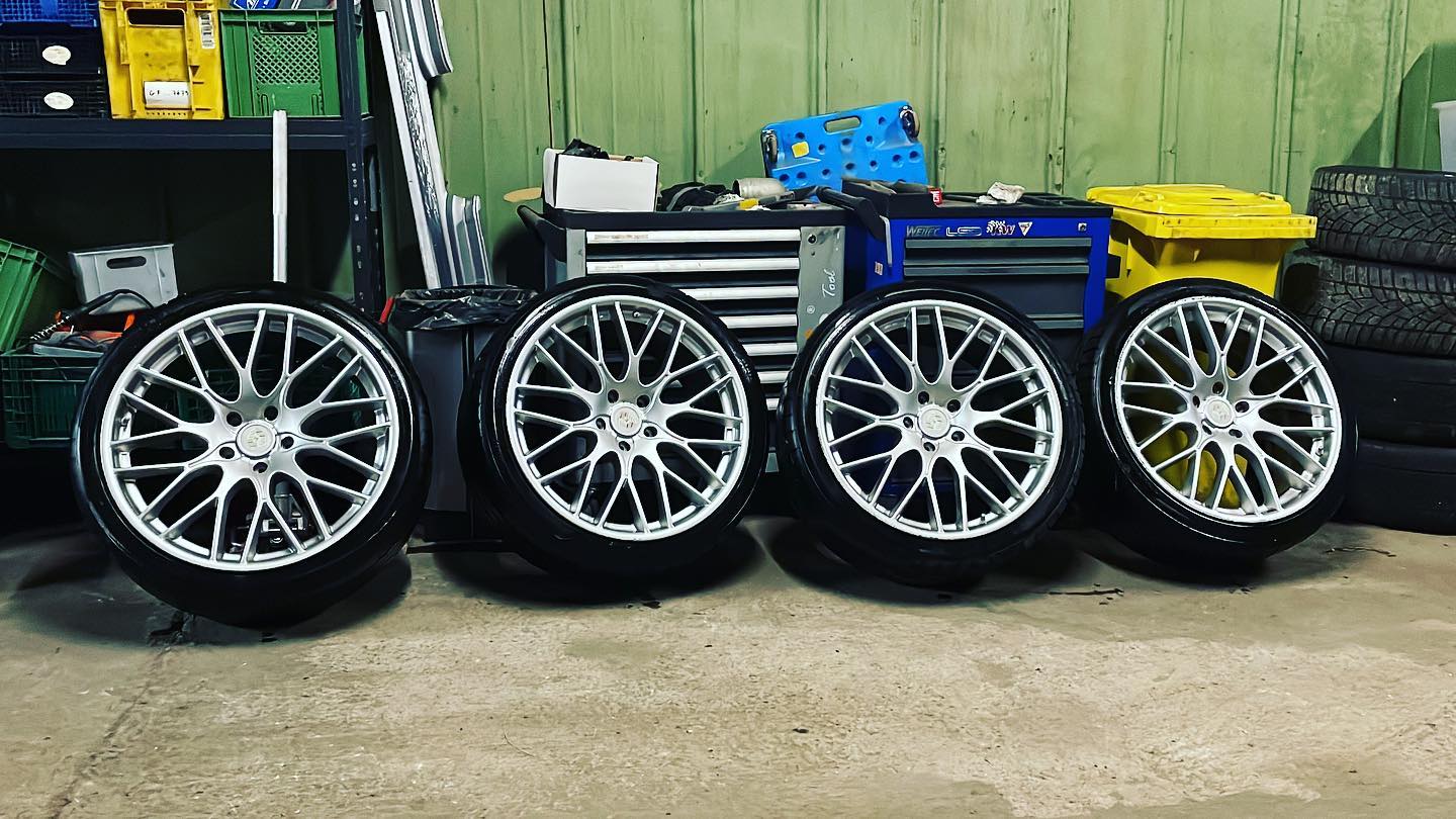 #puschen in #22zoll fertig #gewuchtet und #geputz (halbwegs) für die #saison #audiq7 #porsche #dieweimpatto #lifestyle #tiefistgeil #luftfahrwerk