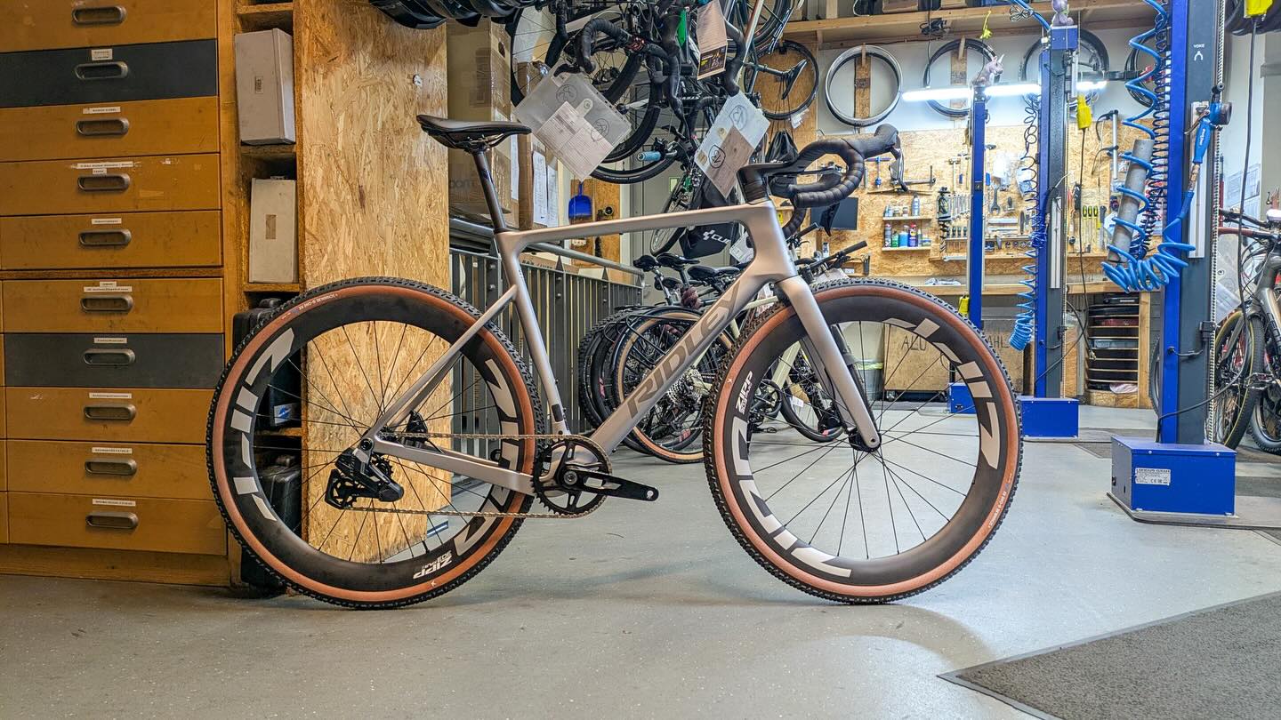 🔧 Upgrade-Beispiel am @ridley_bikes ASTR 🔧
Gleiches Bike.
Anderer Laufradsatz. @zippspeed
Und plötzlich fühlt sich alles nochmal schneller, direkter und sportlicher an 💨
Das Ridley ASTR zeigt, wie vielseitig modernes Gravel sein kann:
Dank 52 mm Reifenfreiheit und durchdachter Geometrie passt sich das Bike deinem Style an –
mehr Aero mit höherer Felge, mehr Speed auf Schotter & Asphalt oder einfach ein frisches Setup zum Spielen 🔥
👉 Ein Bike. Viele Möglichkeiten.
👉 Dein Ride. Deine Entscheidung.
#bikepointdresden #ridleyastr #ridleybikes
#gravelupgrade #laufradsatzupgrade