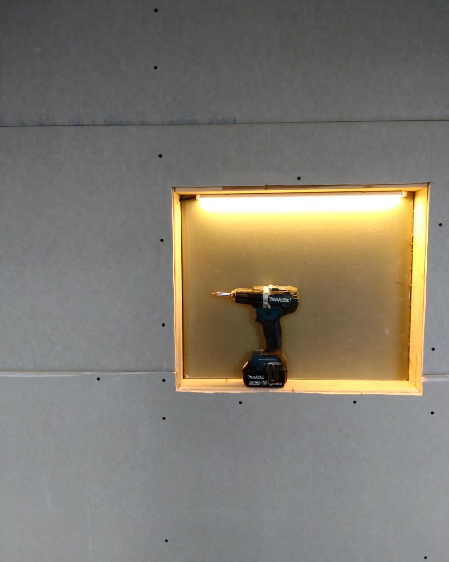Kunst am Bau.
Es geht voran. Vor allem starten wir mit neuem Licht ins neue Jahr.
#baustelle #kunstambau #licht #makita #regal #akkubohrer #bau #sanierung #sachsenanhalt #jerichow #jerichowerland #alteshaus #altmark #gipskarton #workation #coliving #coworking #elbliebe #elbhavelwinkel #bad #altbau #altbausanierung #elberadweg #landhaus #landhausvilla #landleben #landhatzukunft